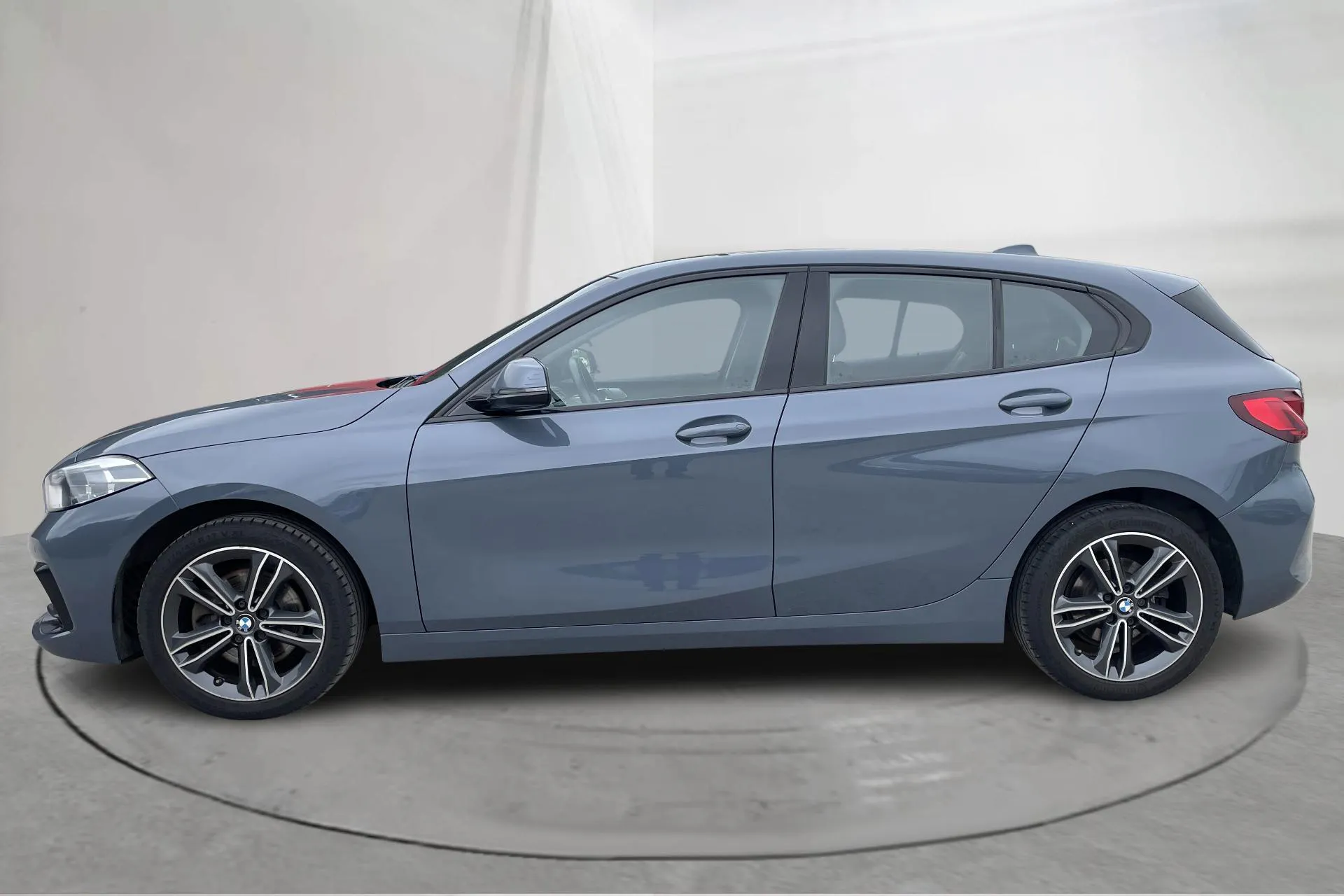 Presentationsfoto 2 av 17: BMW 118i 5dr, F40 (140hk) - 17 258 mil - Manuell - Dark Grey - 2020