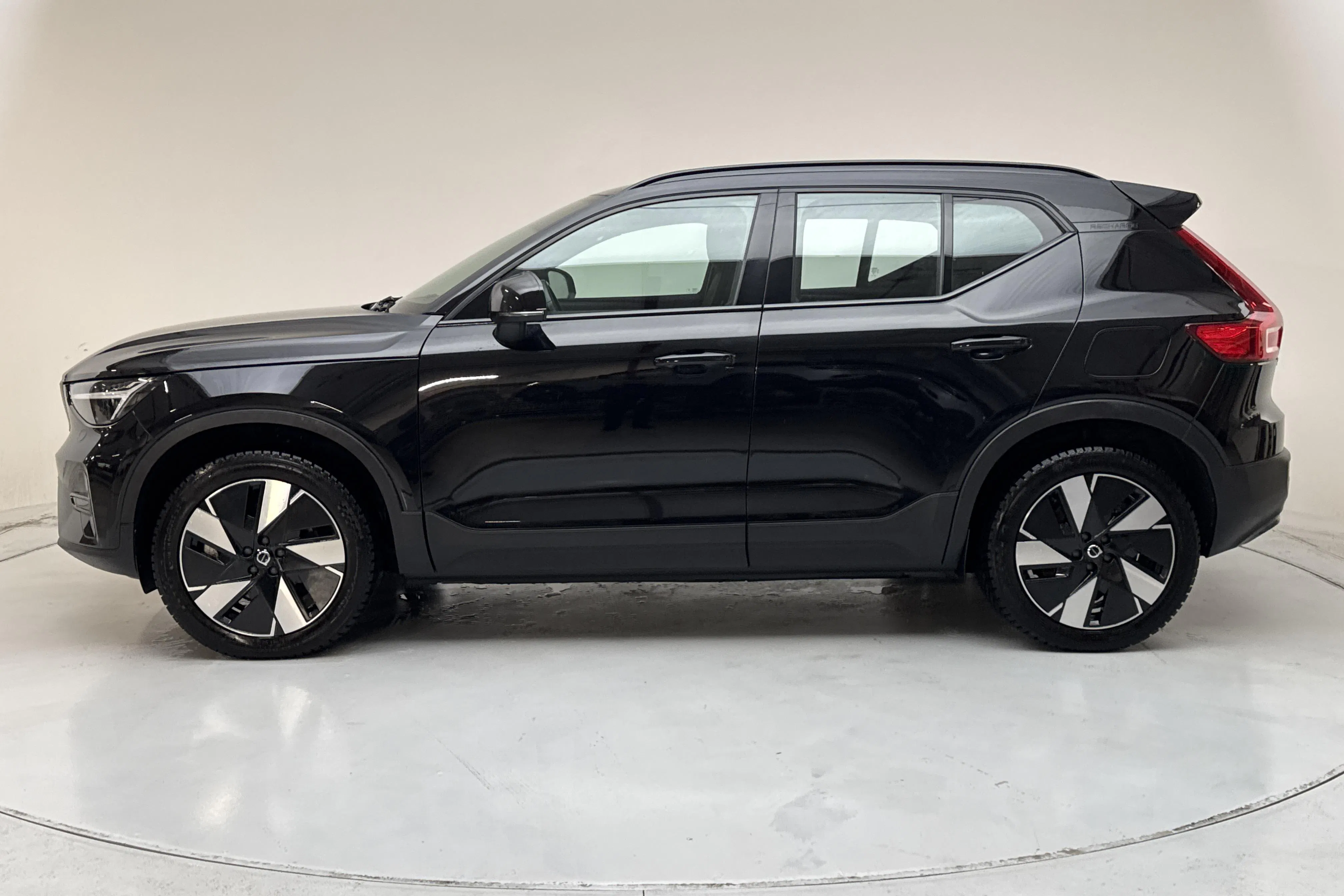 Presentationsfoto 2 av 18: Volvo XC40 P8 Recharge Twin AWD (408hk) - 5 537 mil - Automat - svart - 2024