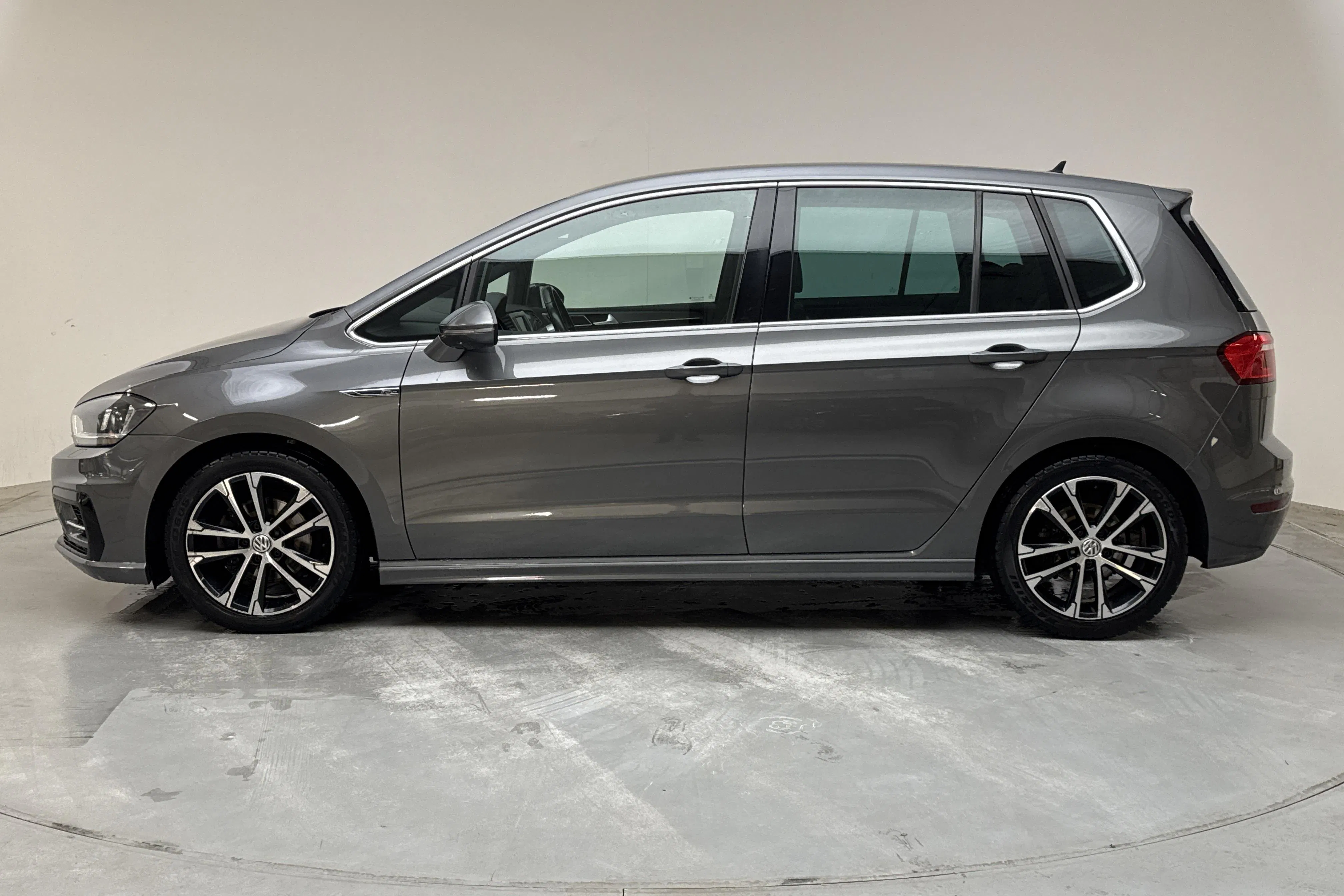 Presentation photo 2 of 15: VW Golf VII 2.0 TDI Sportsvan (150hk) - 123 560 km - Automatic - Dark Grey - 2017