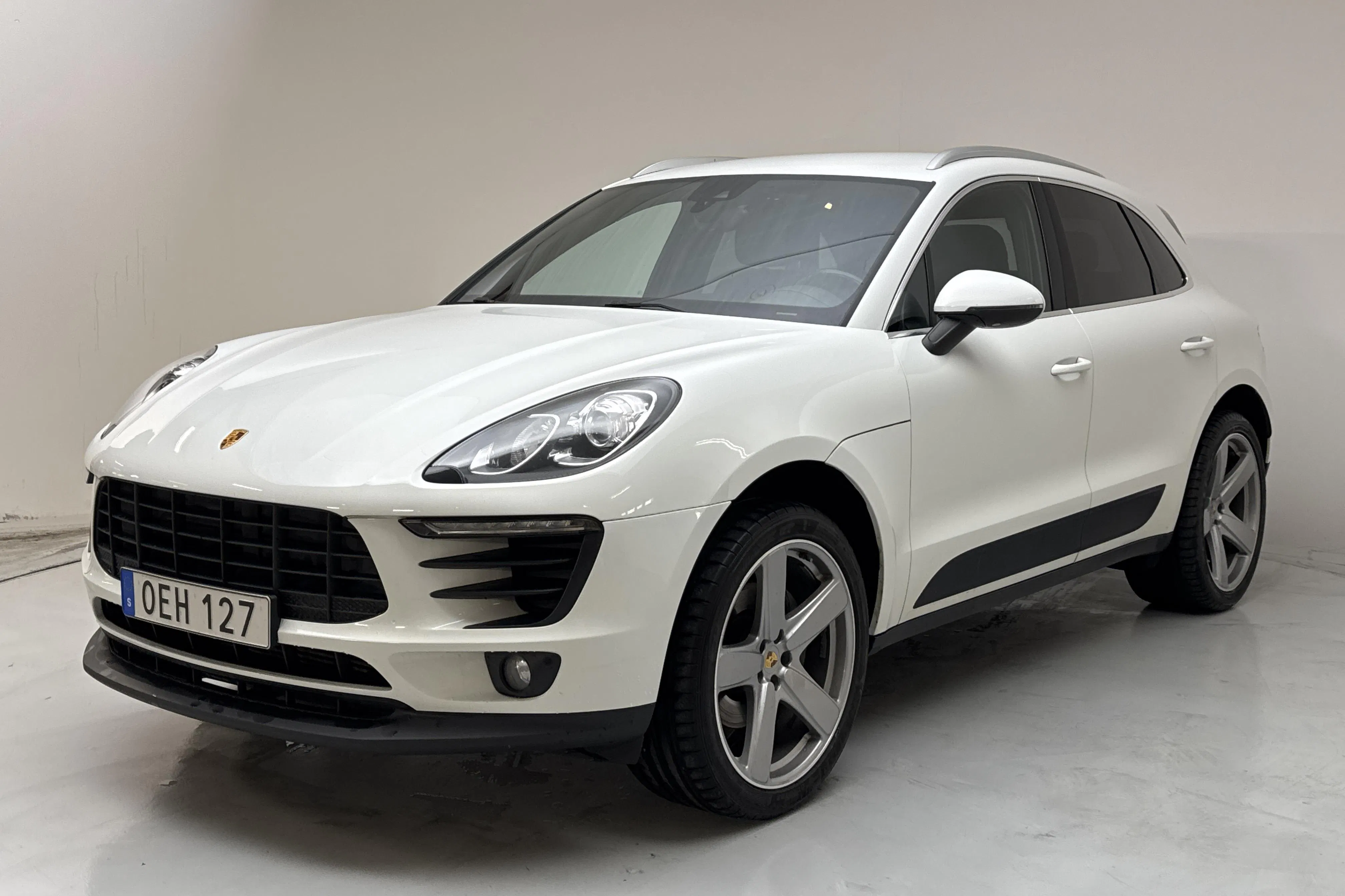 Presentationsfoto 1 av 16: Porsche Macan 2.0 (252hk) - 16 215 mil - Automat - vit - 2017