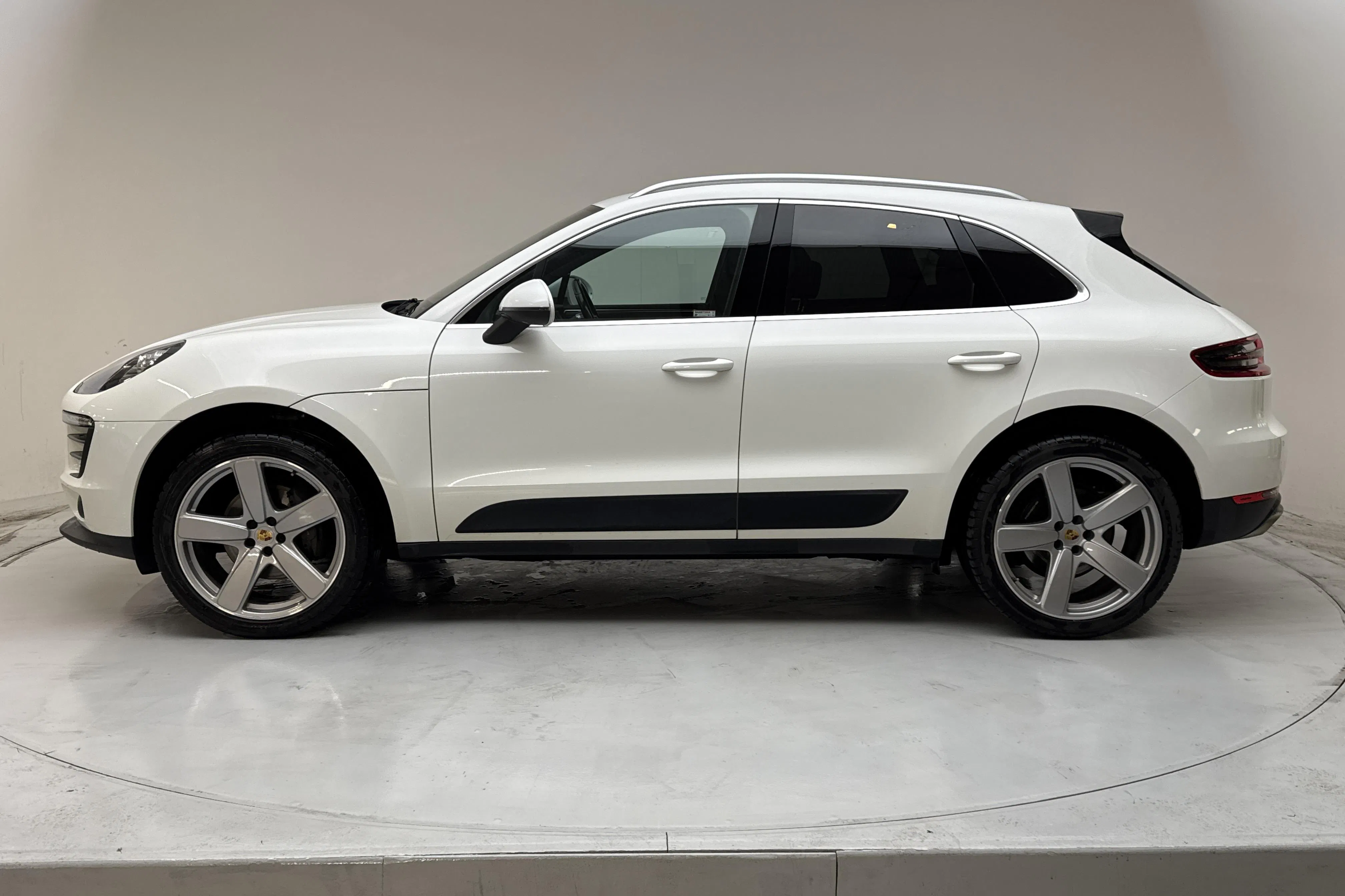 Presentationsfoto 2 av 16: Porsche Macan 2.0 (252hk) - 16 215 mil - Automat - vit - 2017