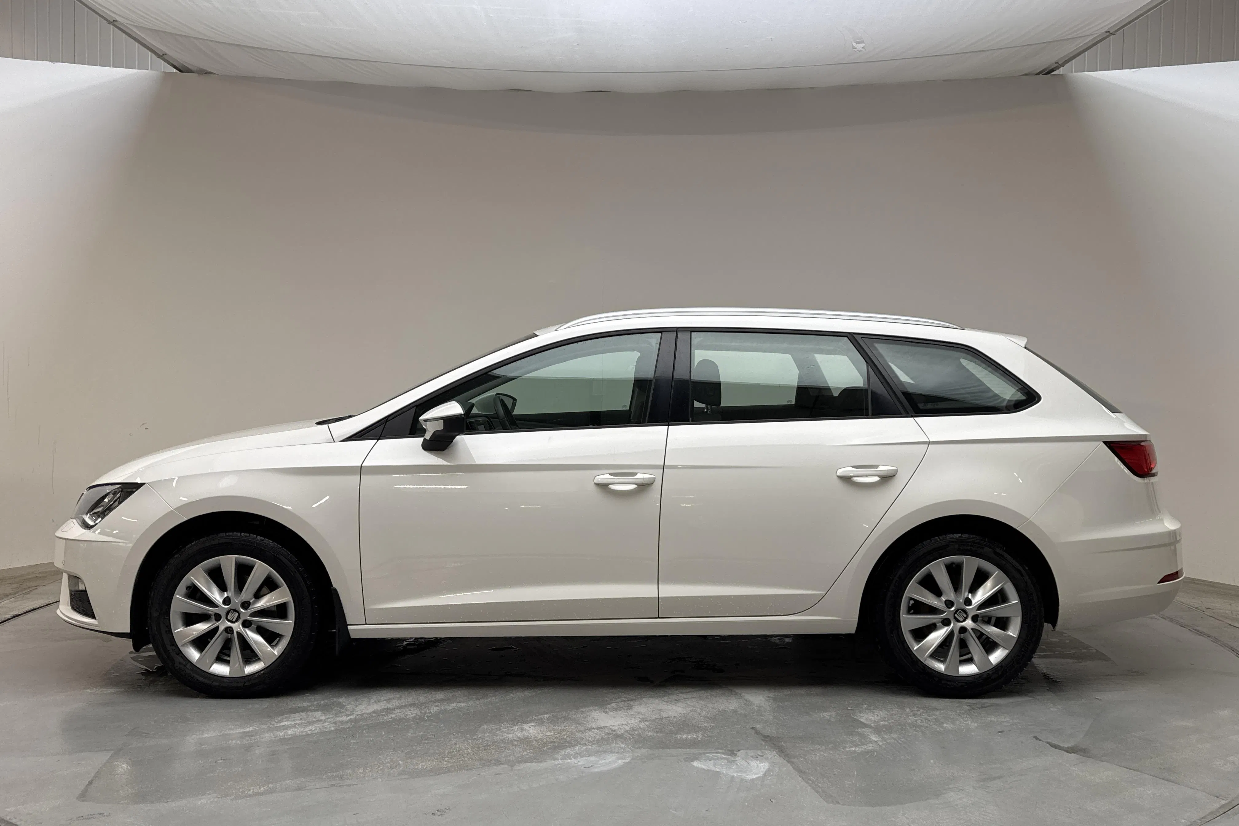 Presentationsfoto 2 av 12: Seat Leon 1.5 TGI ST (130hk) - 4 455 mil - Manuell - vit - 2020