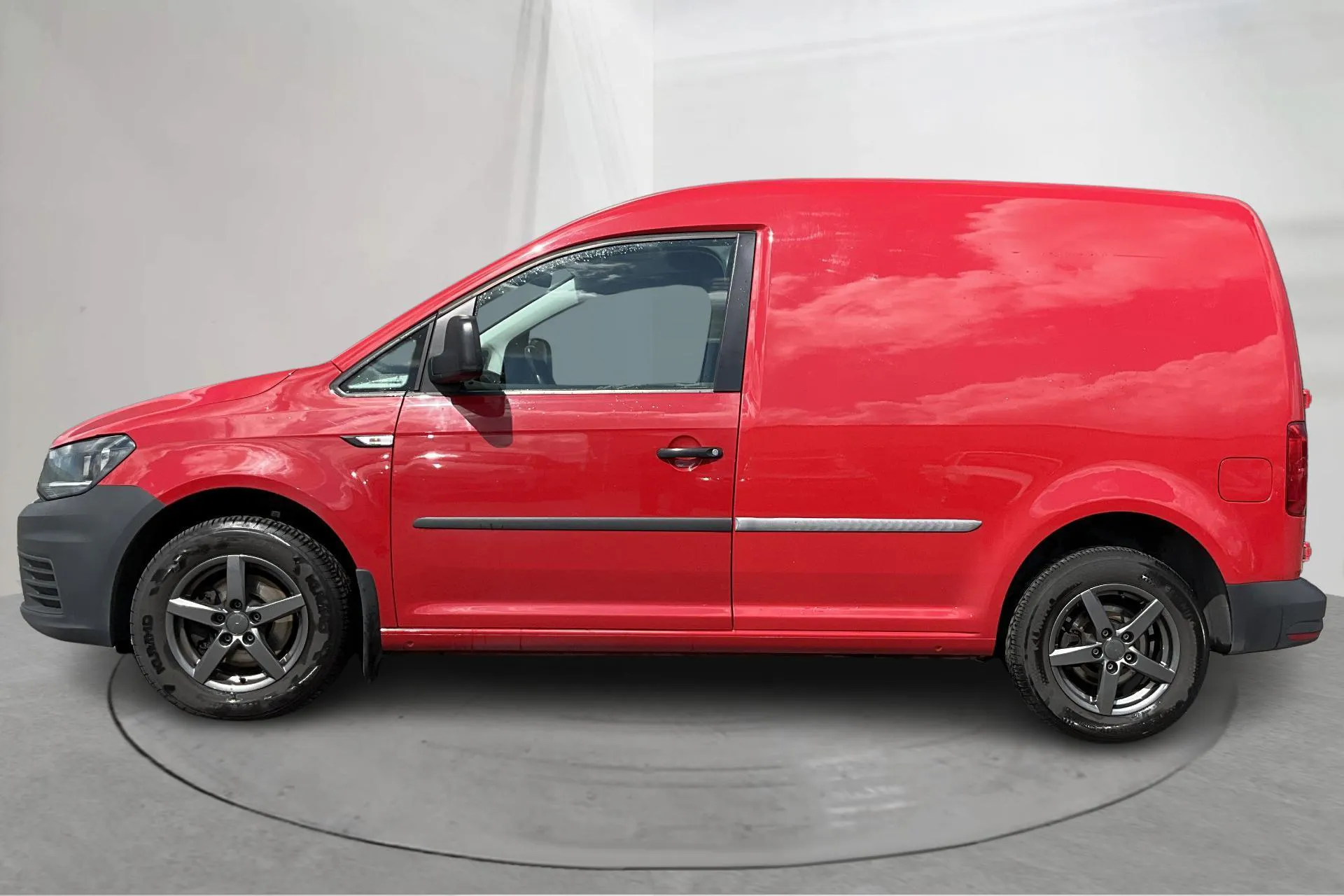 Presentationsfoto 2 av 14: VW Caddy 2.0 TDI Skåp (102hk) - 22 579 mil - Manuell - röd - 2018