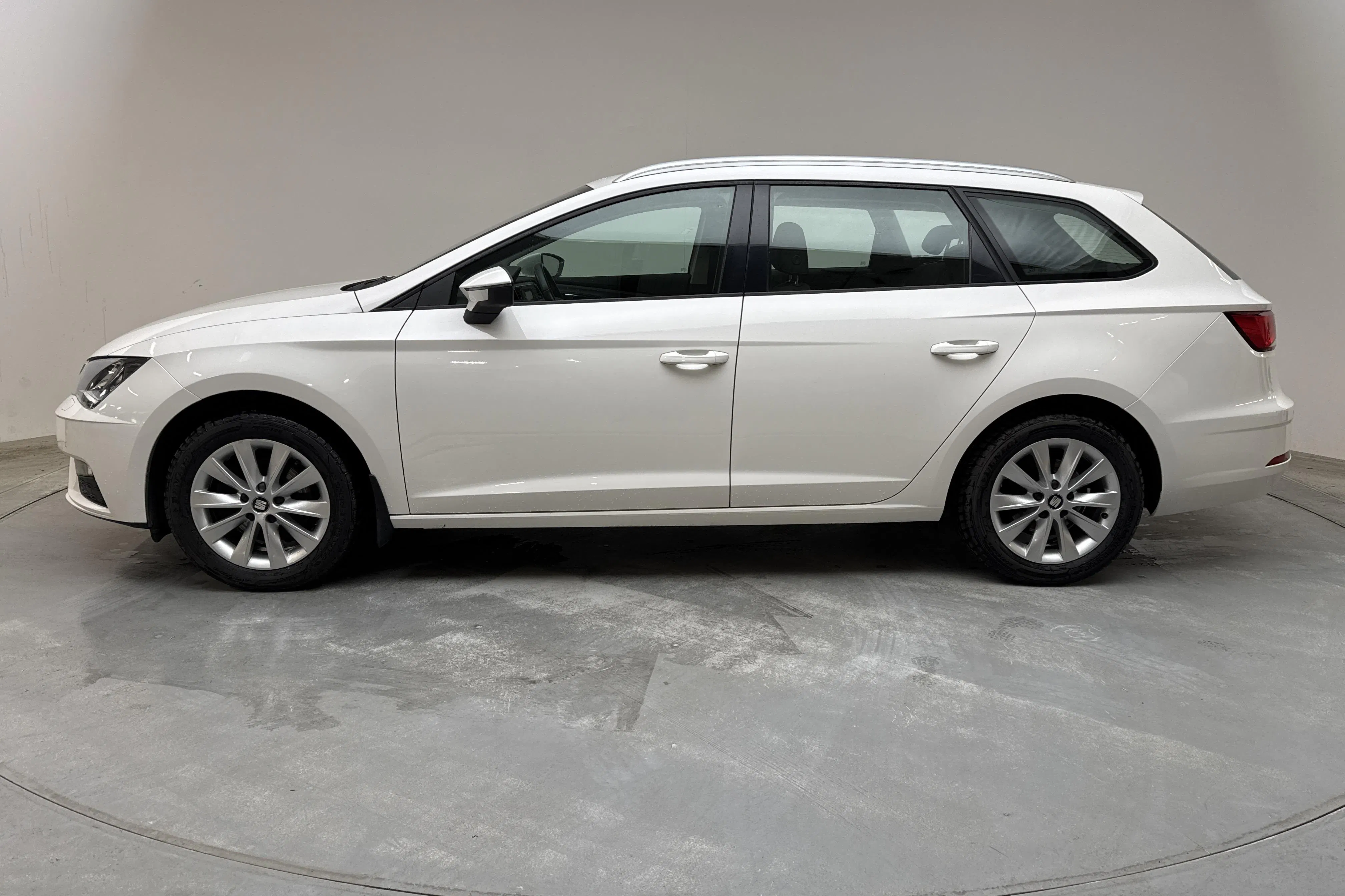 Presentationsfoto 2 av 12: Seat Leon 1.5 TGI ST (130hk) - 6 188 mil - Manuell - vit - 2020