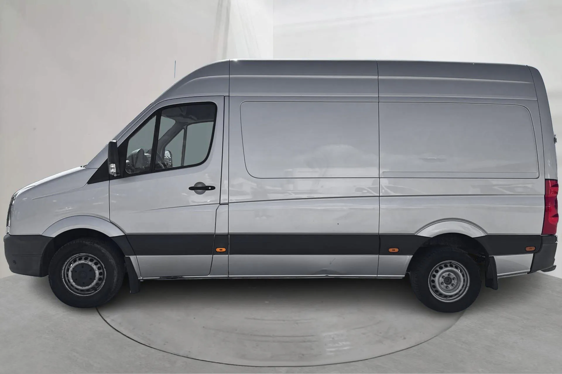 Presentationsfoto 2 av 13: VW Crafter 35 2.0 TDI Skåp (163hk) - 21 657 mil - Manuell - silver - 2016