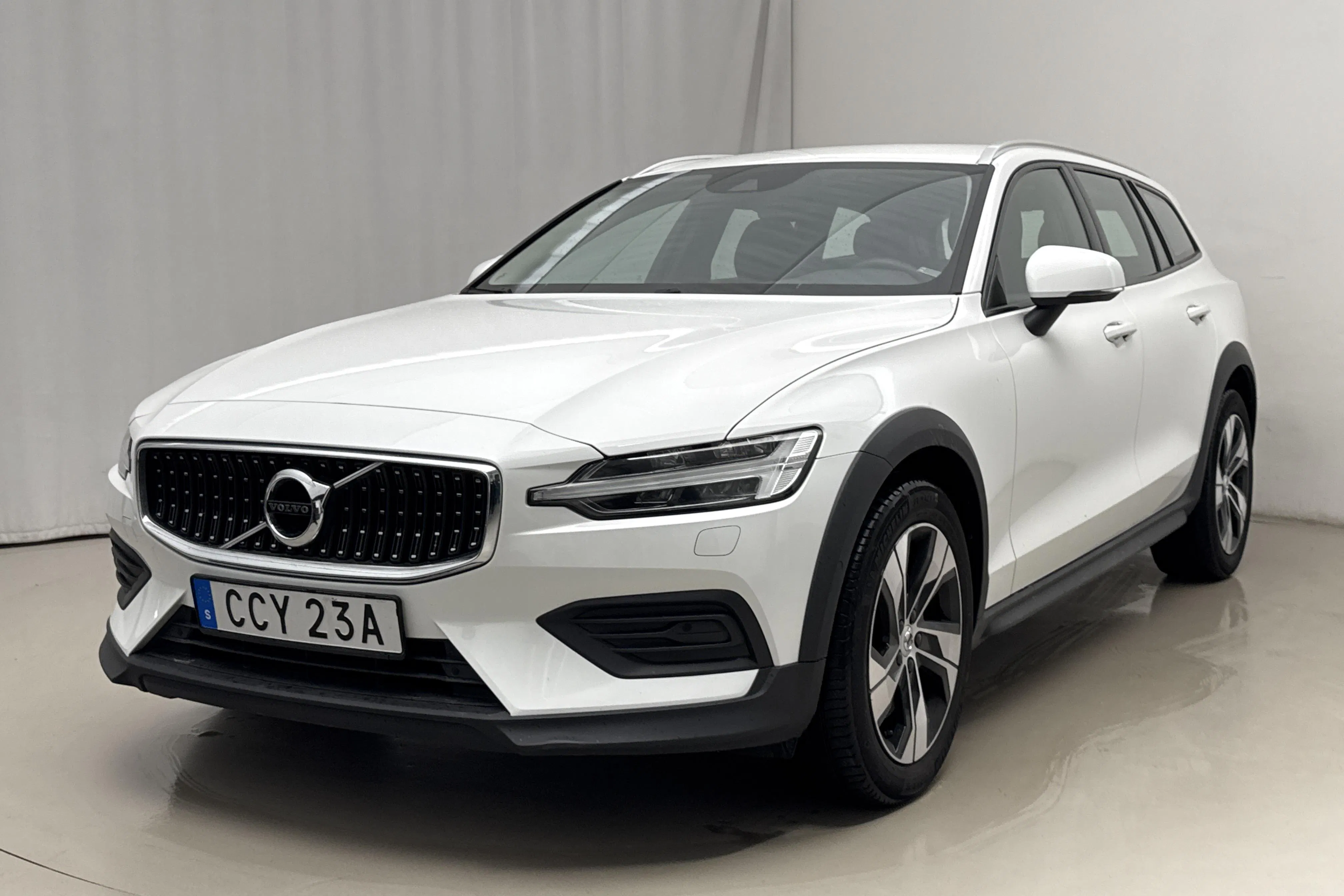 Presentation photo 1 of 19: Volvo V60 B4 Cross Country AWD Mildhybrid, Diesel (197hk) - 94 740 km - Automatic - white - 2022