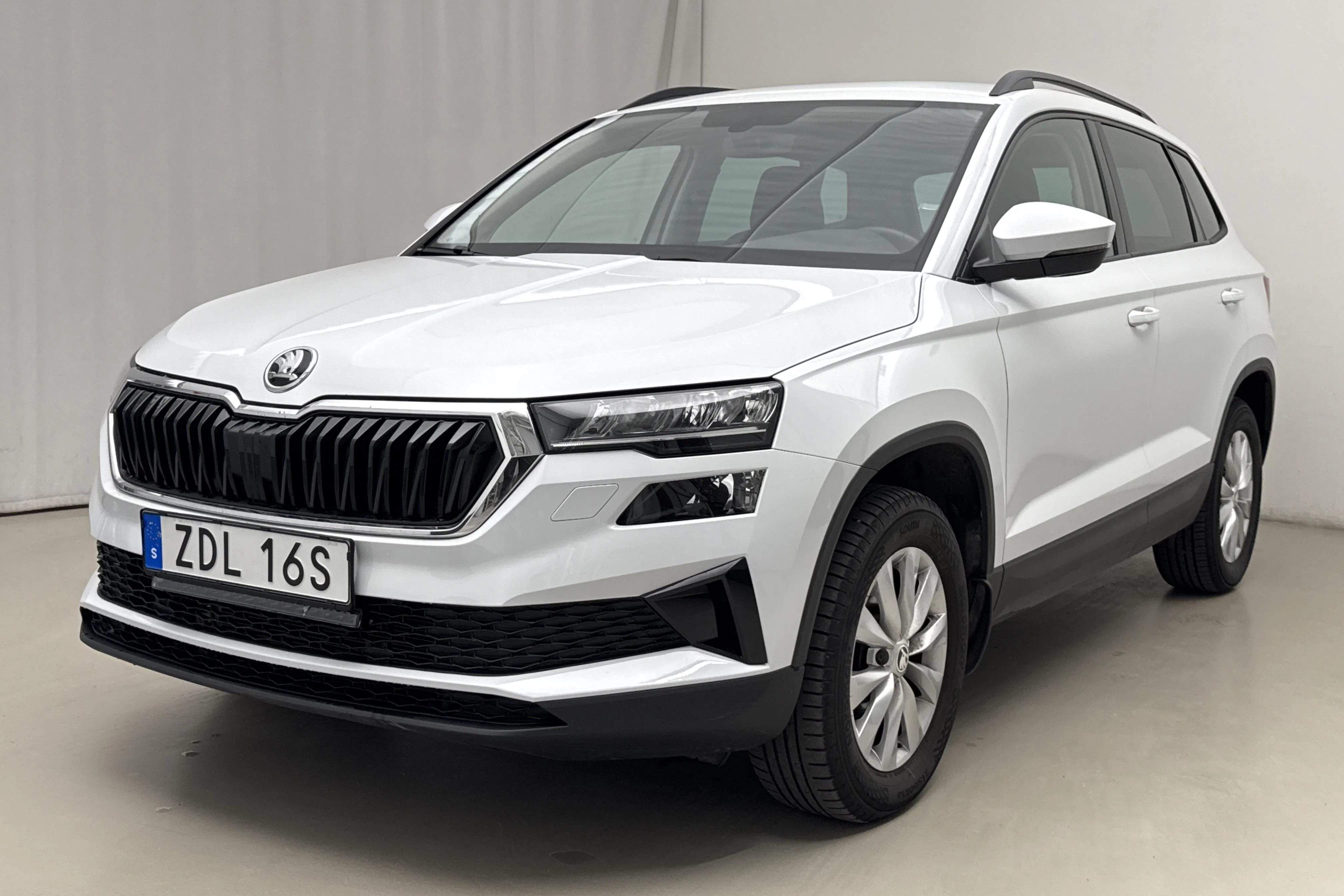 Presentationsfoto 1 av 19: Skoda Karoq 2.0 TDI 4X4 (150hk) - 11 506 mil - Automat - vit - 2023