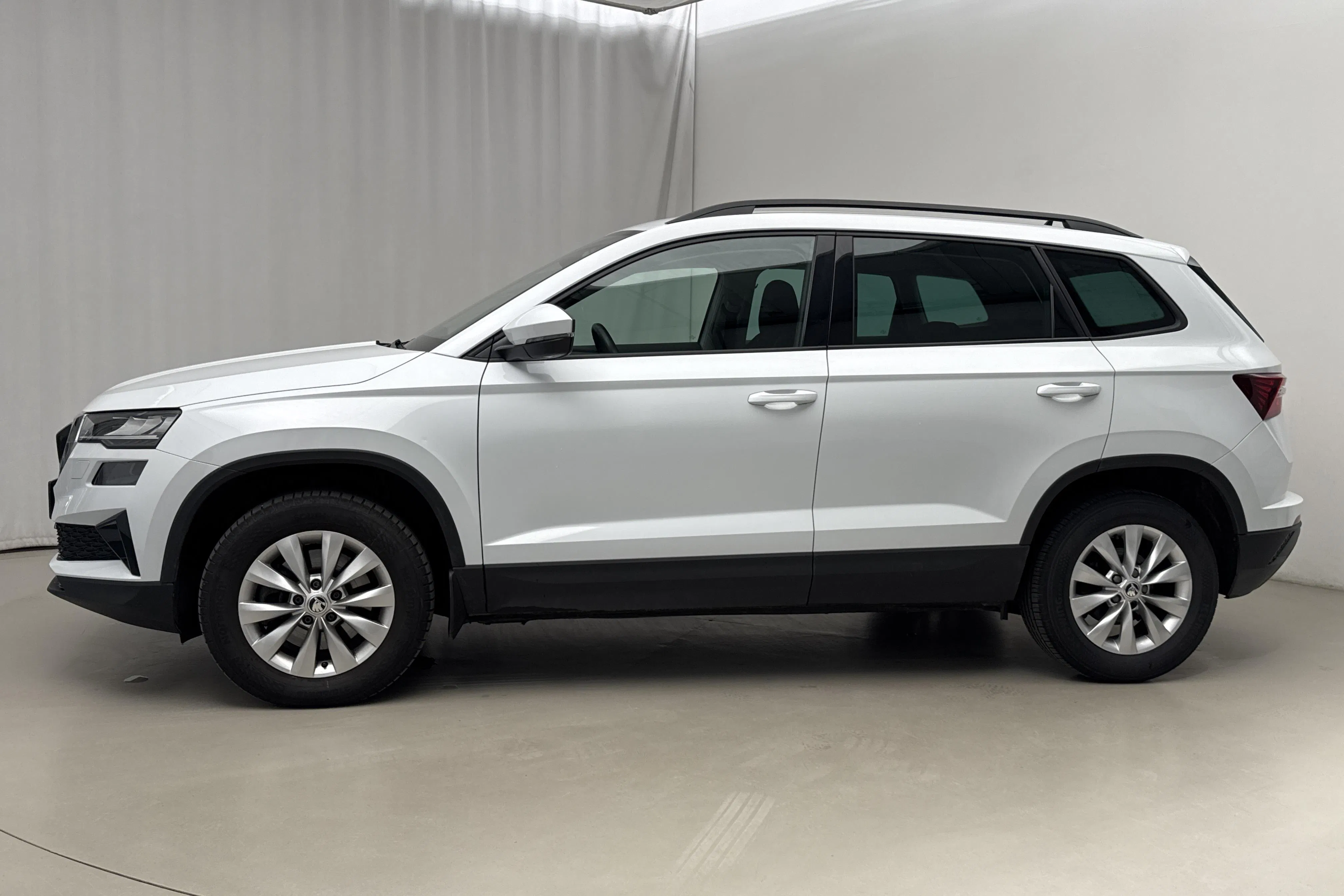 Presentationsfoto 2 av 19: Skoda Karoq 2.0 TDI 4X4 (150hk) - 11 506 mil - Automat - vit - 2023