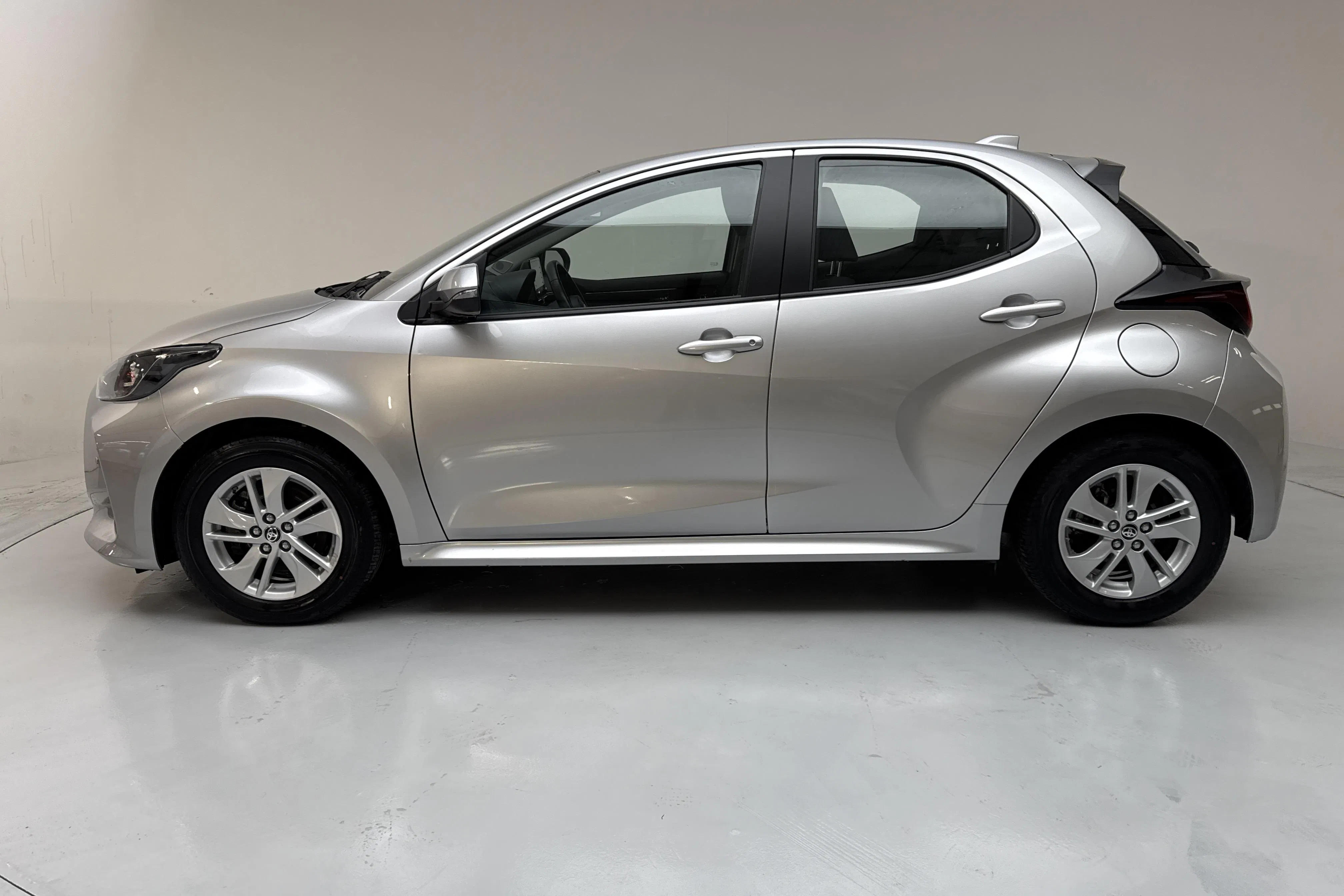 Presentationsfoto 2 av 12: Toyota Yaris 1.5 Hybrid 5dr (116hk) - 2 504 mil - Automat - silver - 2023