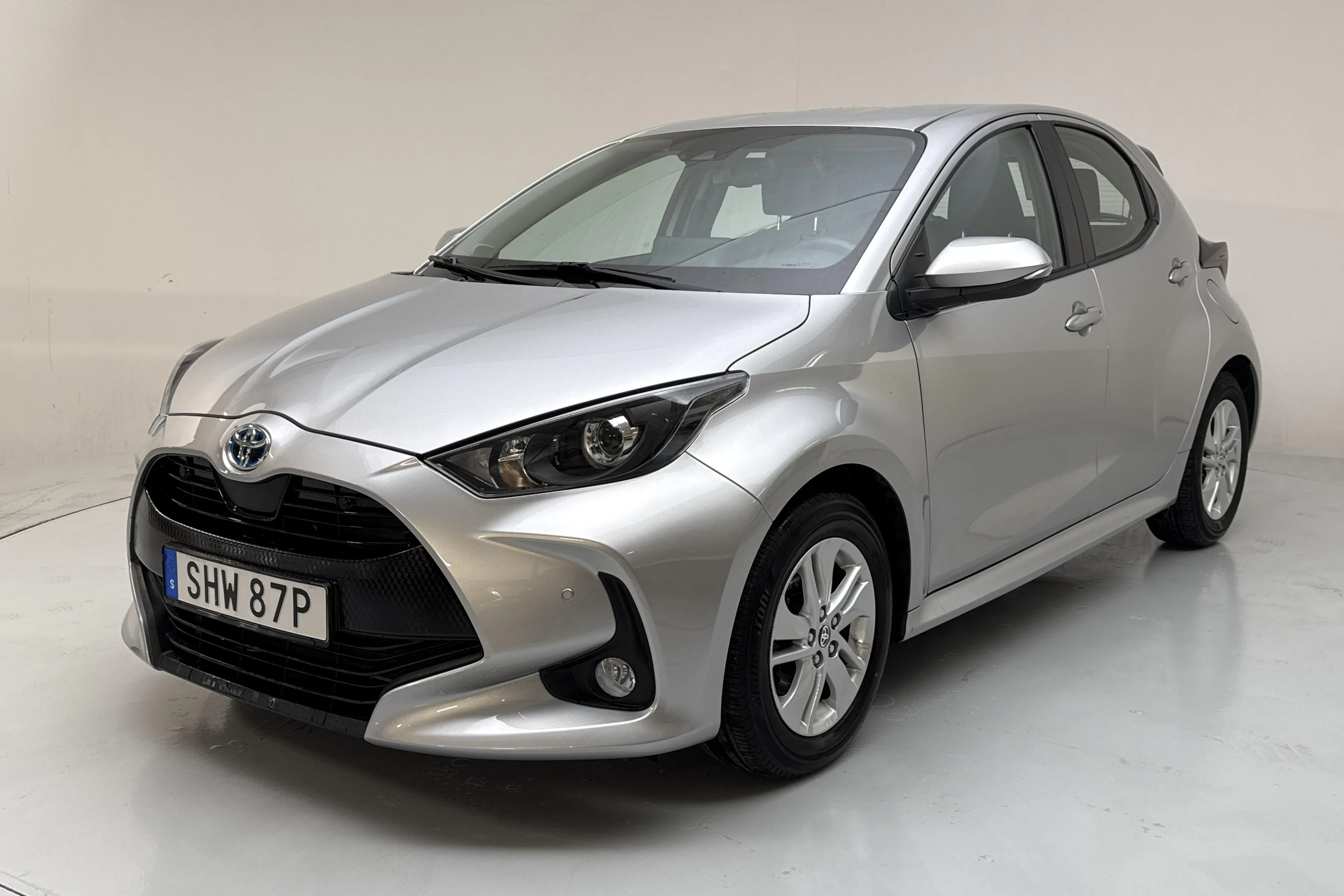 Presentationsfoto 1 av 12: Toyota Yaris 1.5 Hybrid 5dr (116hk) - 2 504 mil - Automat - silver - 2023