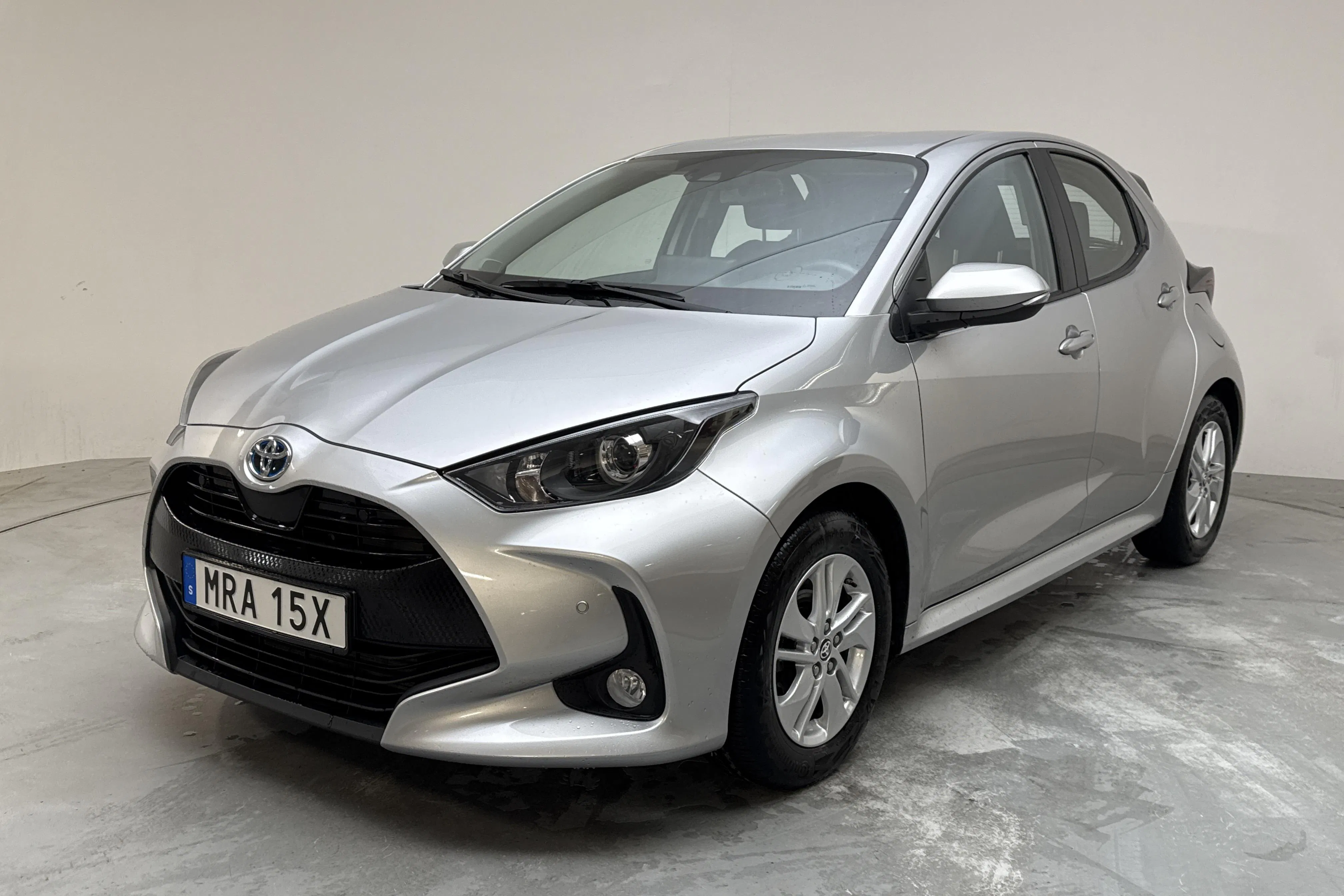 Presentationsfoto 1 av 13: Toyota Yaris 1.5 Hybrid 5dr (116hk) - 5 631 mil - Automat - silver - 2023