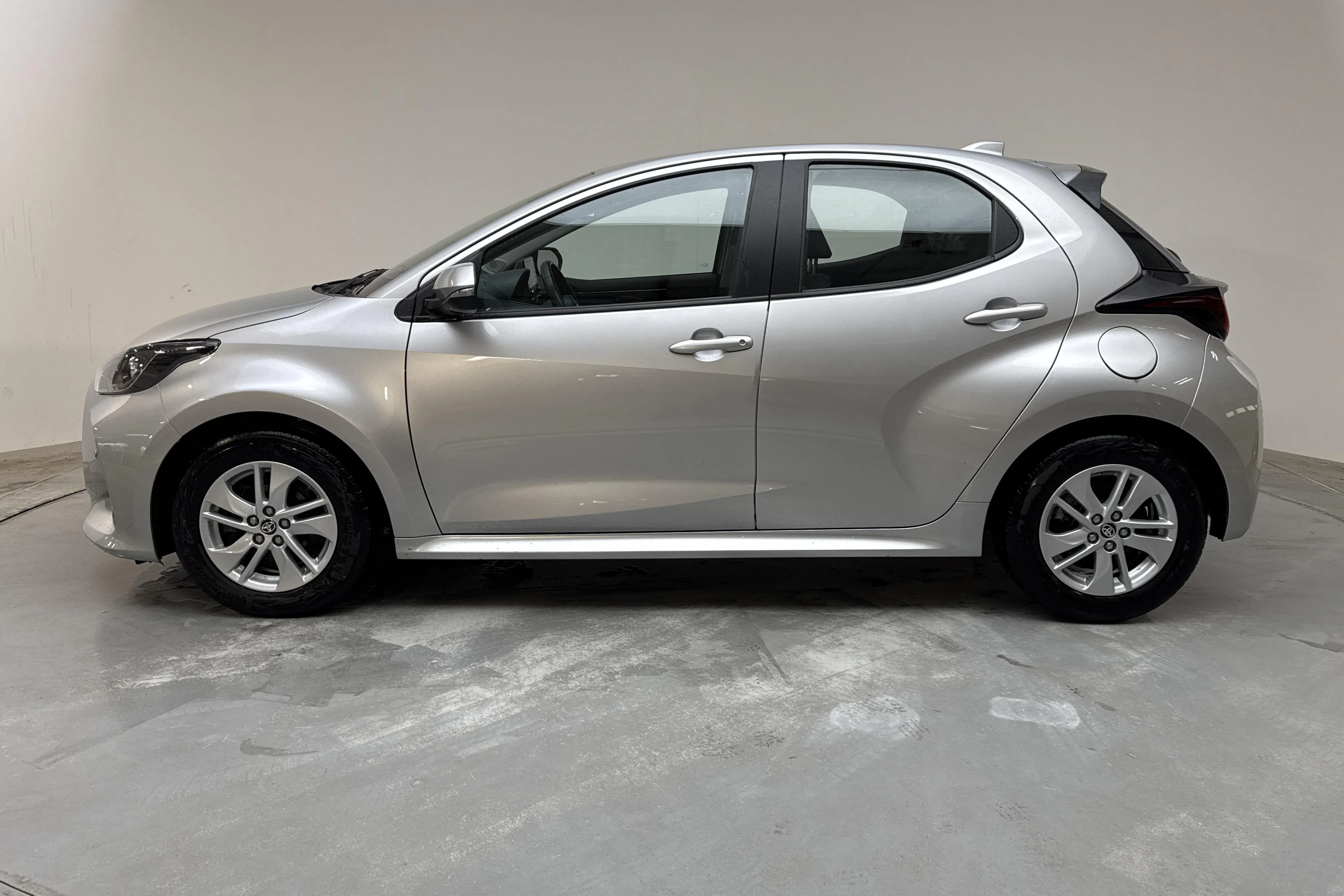 Presentationsfoto 2 av 13: Toyota Yaris 1.5 Hybrid 5dr (116hk) - 5 631 mil - Automat - silver - 2023