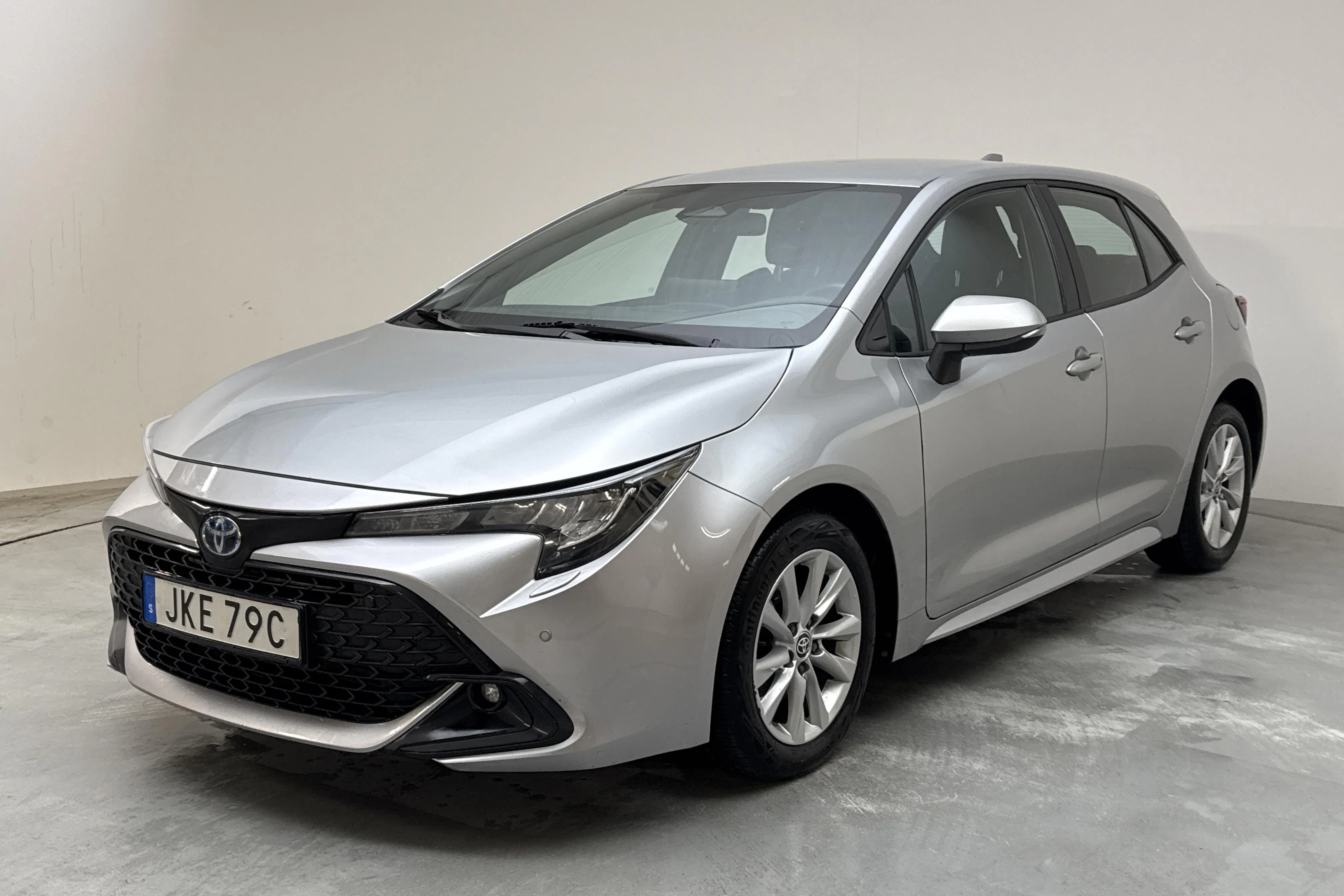 Presentationsfoto 1 av 12: Toyota Corolla 1.8 Hybrid 5dr (140hk) - 17 468 mil - Automat - silver - 2023
