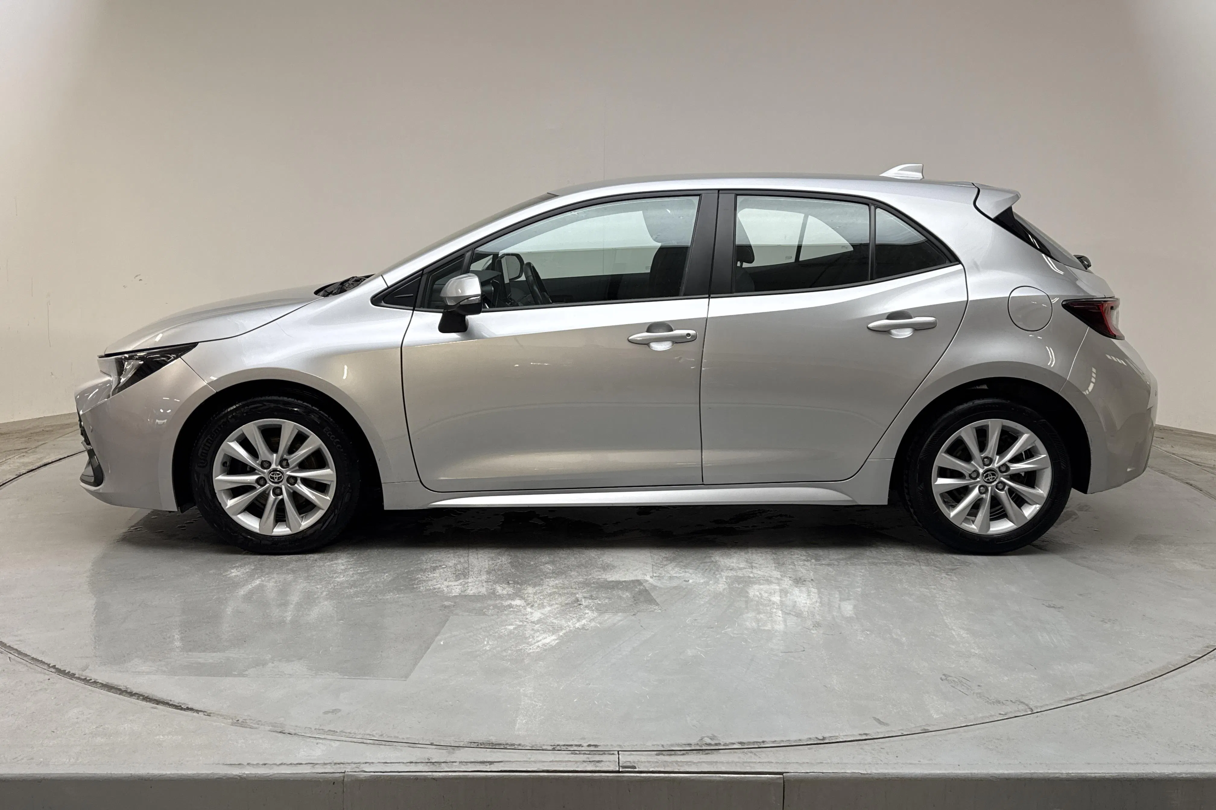 Presentationsfoto 2 av 12: Toyota Corolla 1.8 Hybrid 5dr (140hk) - 17 468 mil - Automat - silver - 2023
