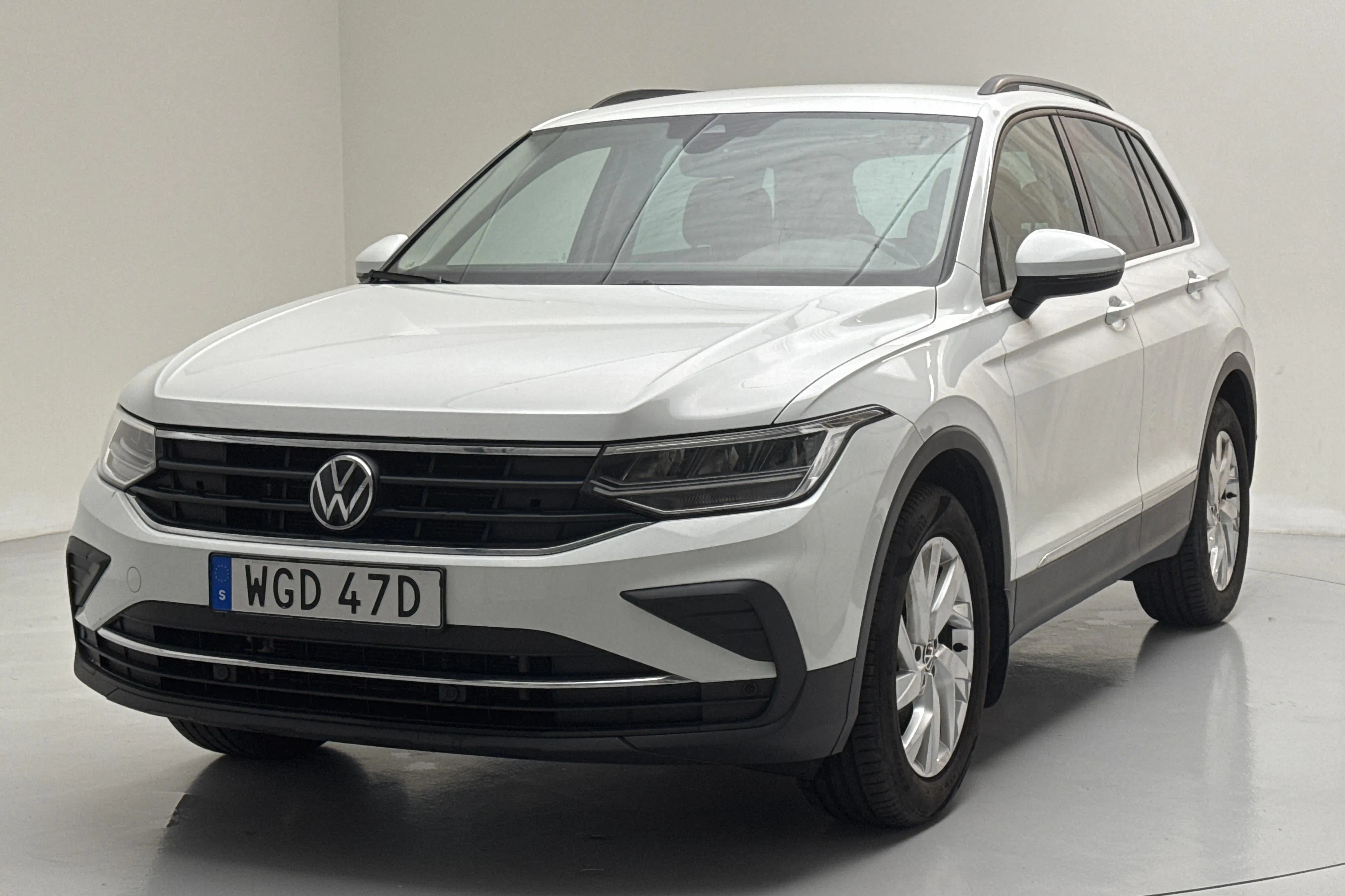 Presentationsfoto 1 av 13: VW Tiguan 1.5 TSI (150hk) - 9 940 mil - Automat - vit - 2023