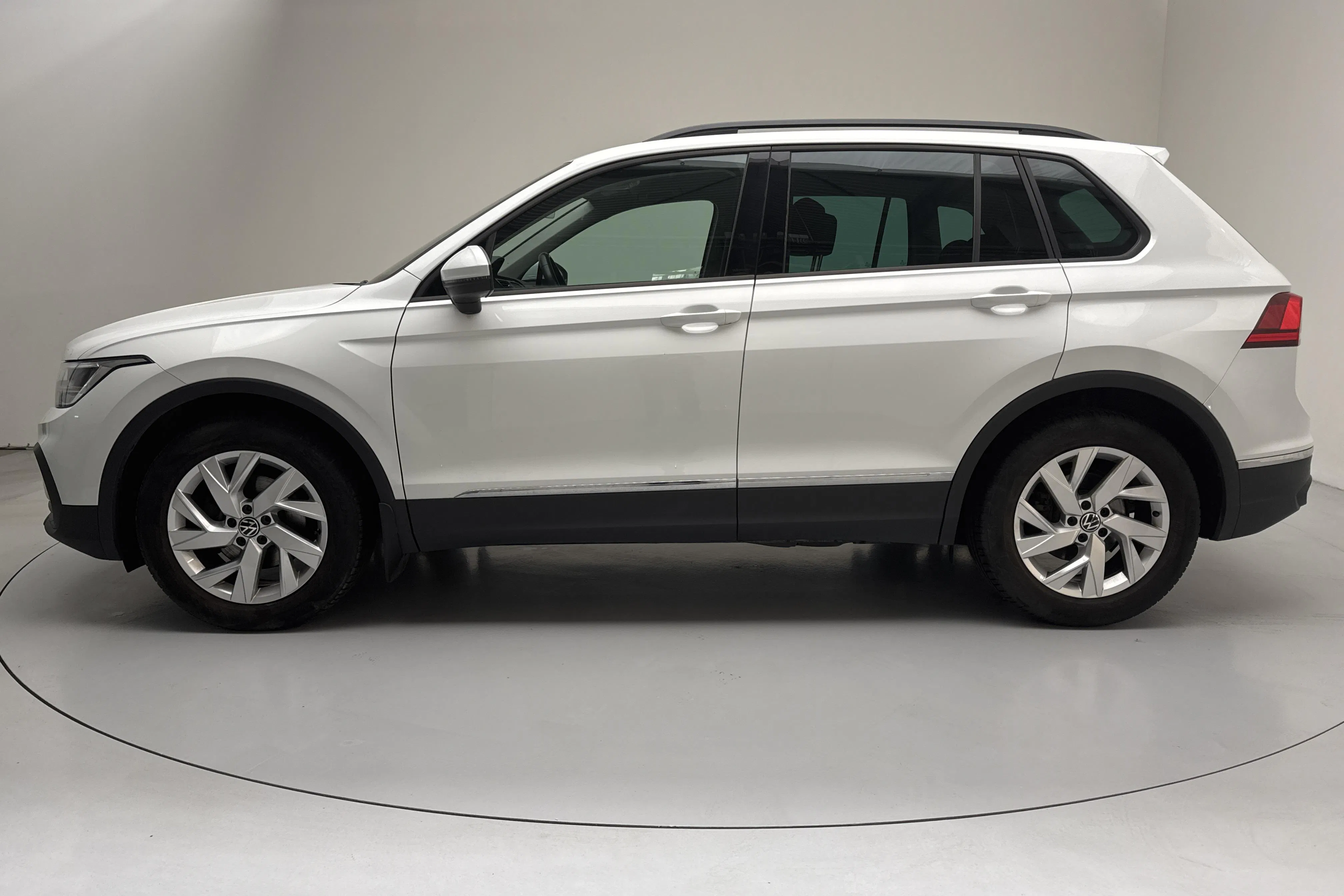 Presentationsfoto 2 av 13: VW Tiguan 1.5 TSI (150hk) - 9 940 mil - Automat - vit - 2023