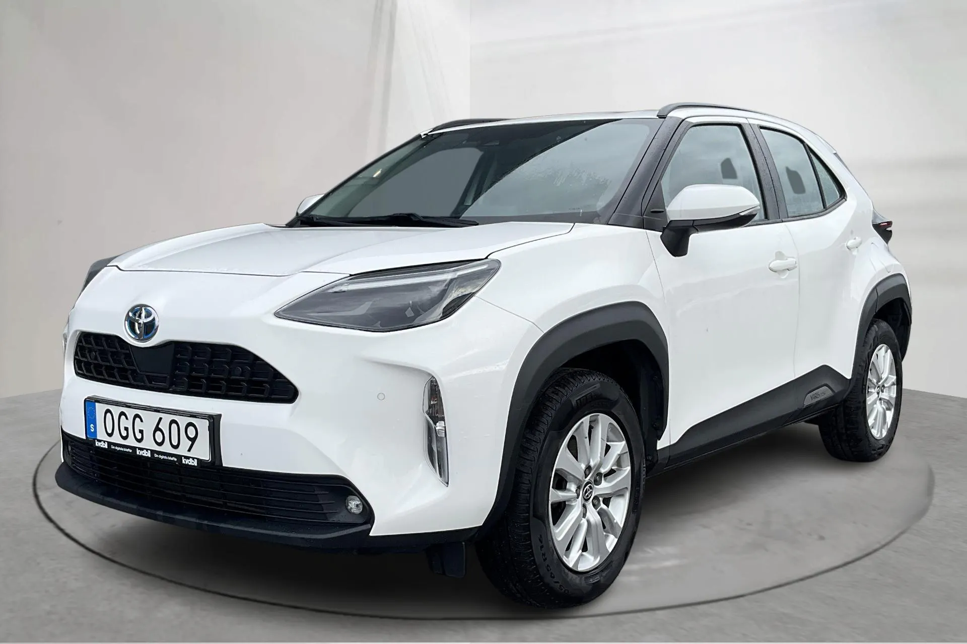 Presentationsfoto 1 av 14: Toyota Yaris Cross 1.5 Hybrid AWD (116hk) - 14 369 mil - Automat - vit - 2023