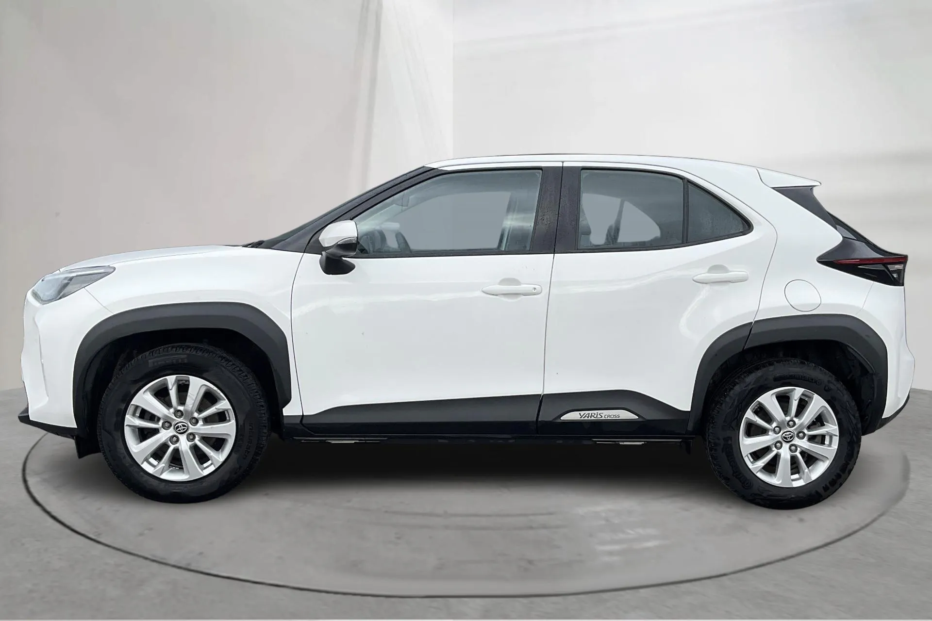 Presentationsfoto 2 av 14: Toyota Yaris Cross 1.5 Hybrid AWD (116hk) - 14 369 mil - Automat - vit - 2023