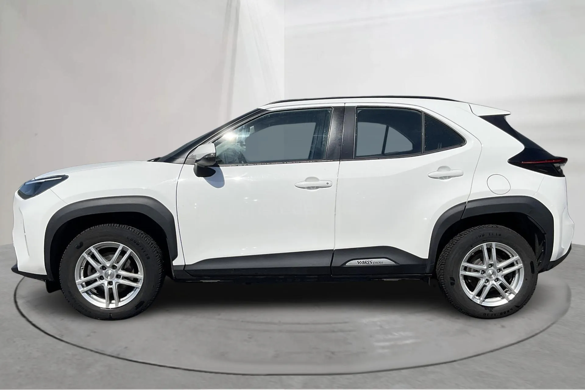Presentationsfoto 2 av 14: Toyota Yaris Cross 1.5 Hybrid AWD (116hk) - 13 073 mil - Automat - vit - 2023