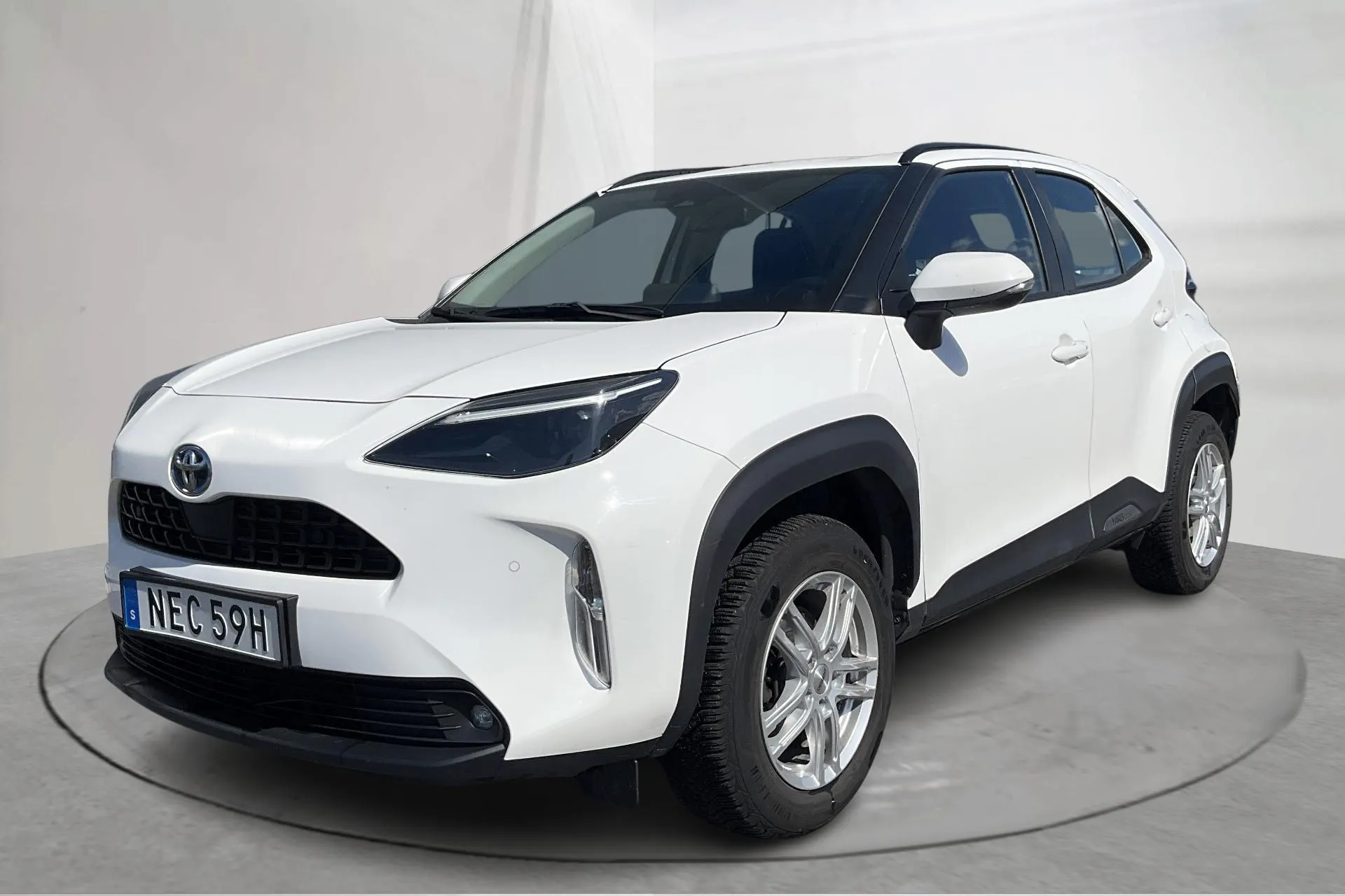 Presentationsfoto 1 av 14: Toyota Yaris Cross 1.5 Hybrid AWD (116hk) - 13 073 mil - Automat - vit - 2023