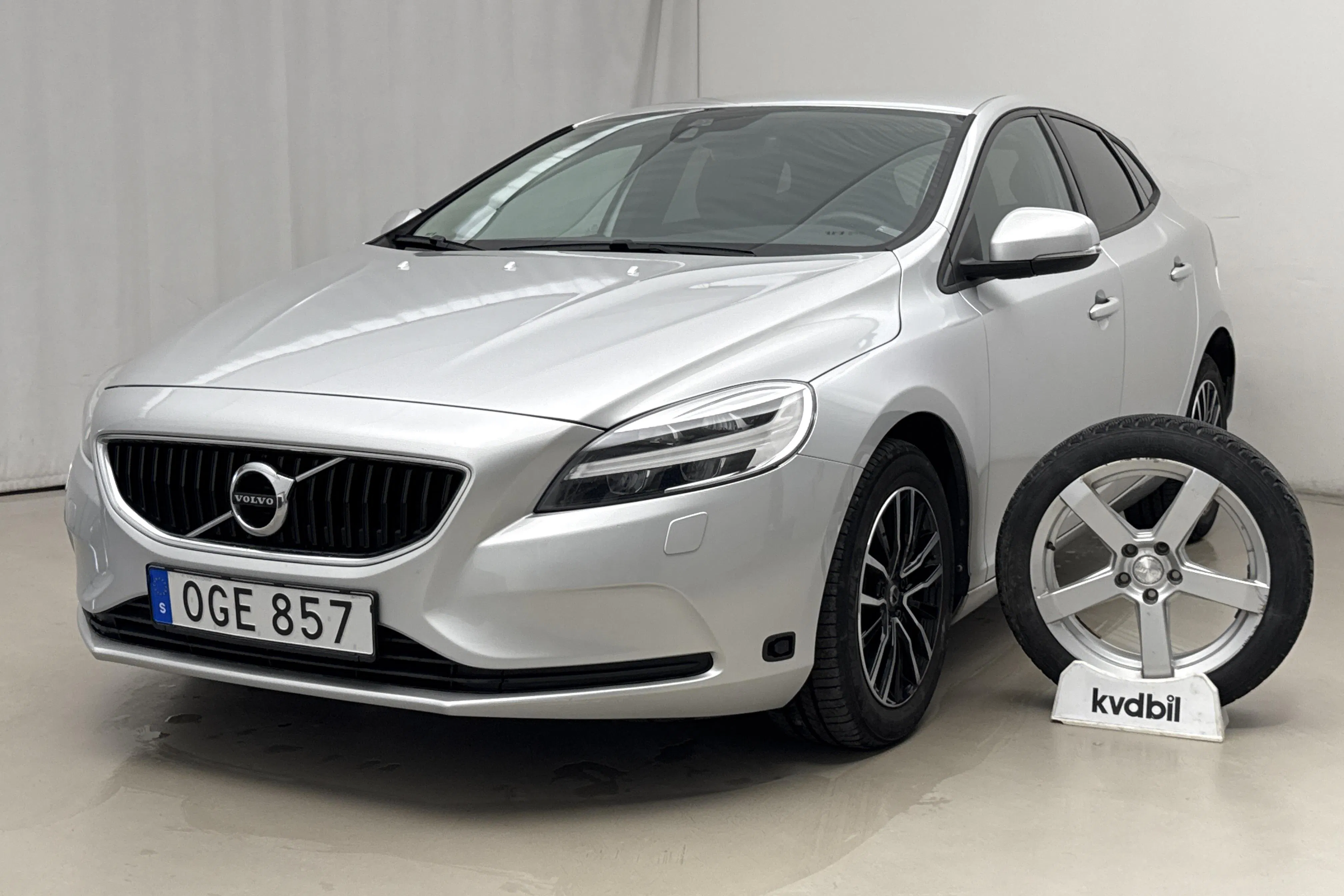 Presentationsfoto 1 av 18: Volvo V40 D3 (150hk) - 10 524 mil - Automat - silver - 2017