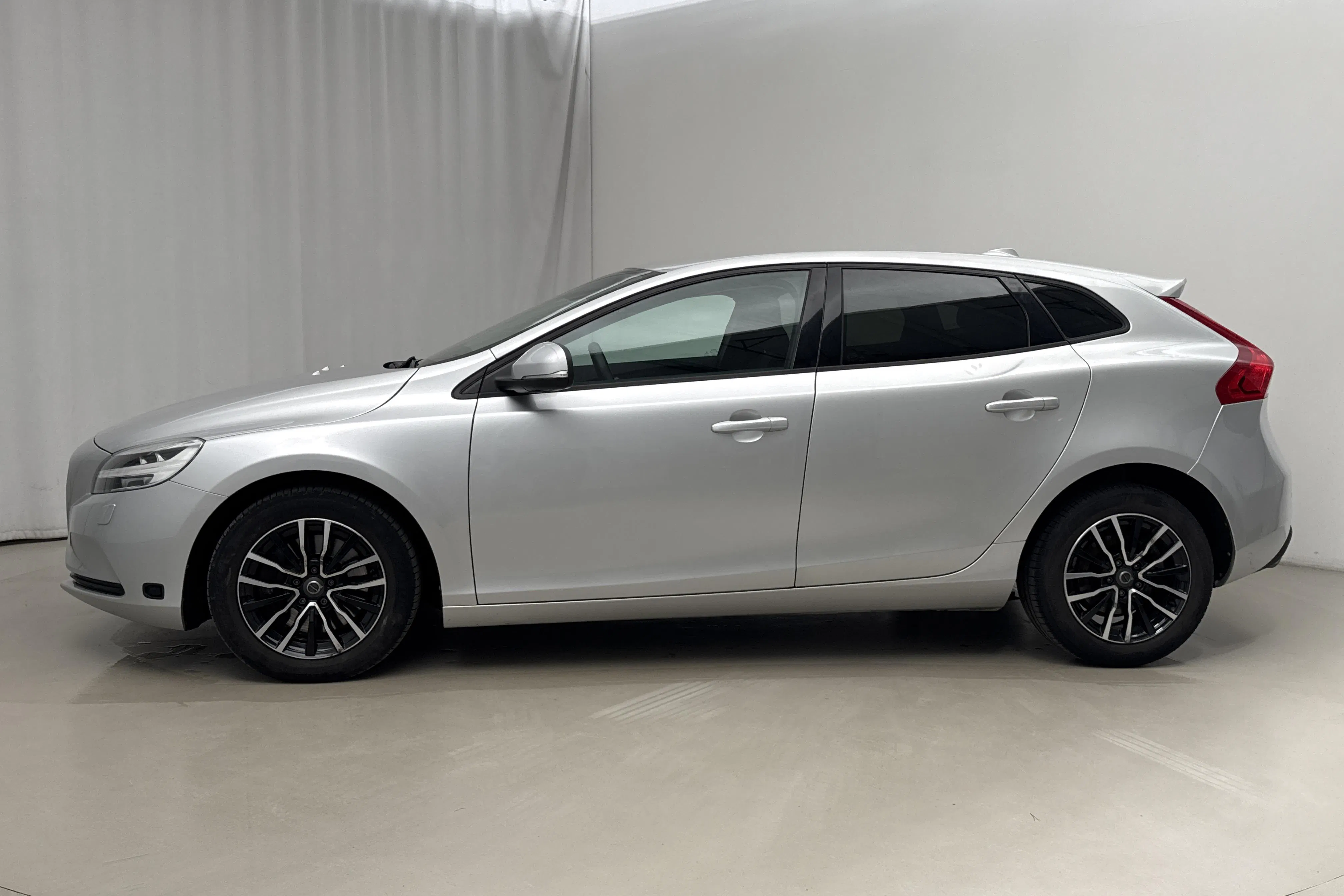 Presentationsfoto 2 av 18: Volvo V40 D3 (150hk) - 10 524 mil - Automat - silver - 2017