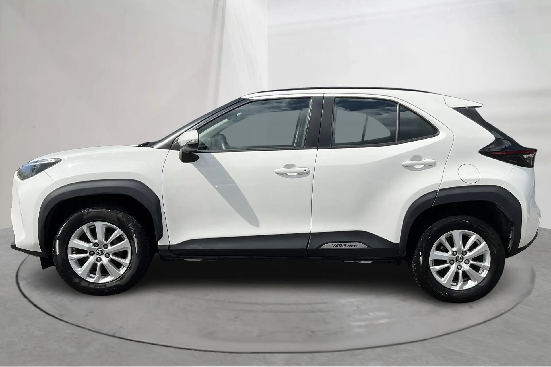 Presentationsfoto 2 av 13: Toyota Yaris Cross 1.5 Hybrid (116hk) - 13 516 mil - Automat - vit - 2023