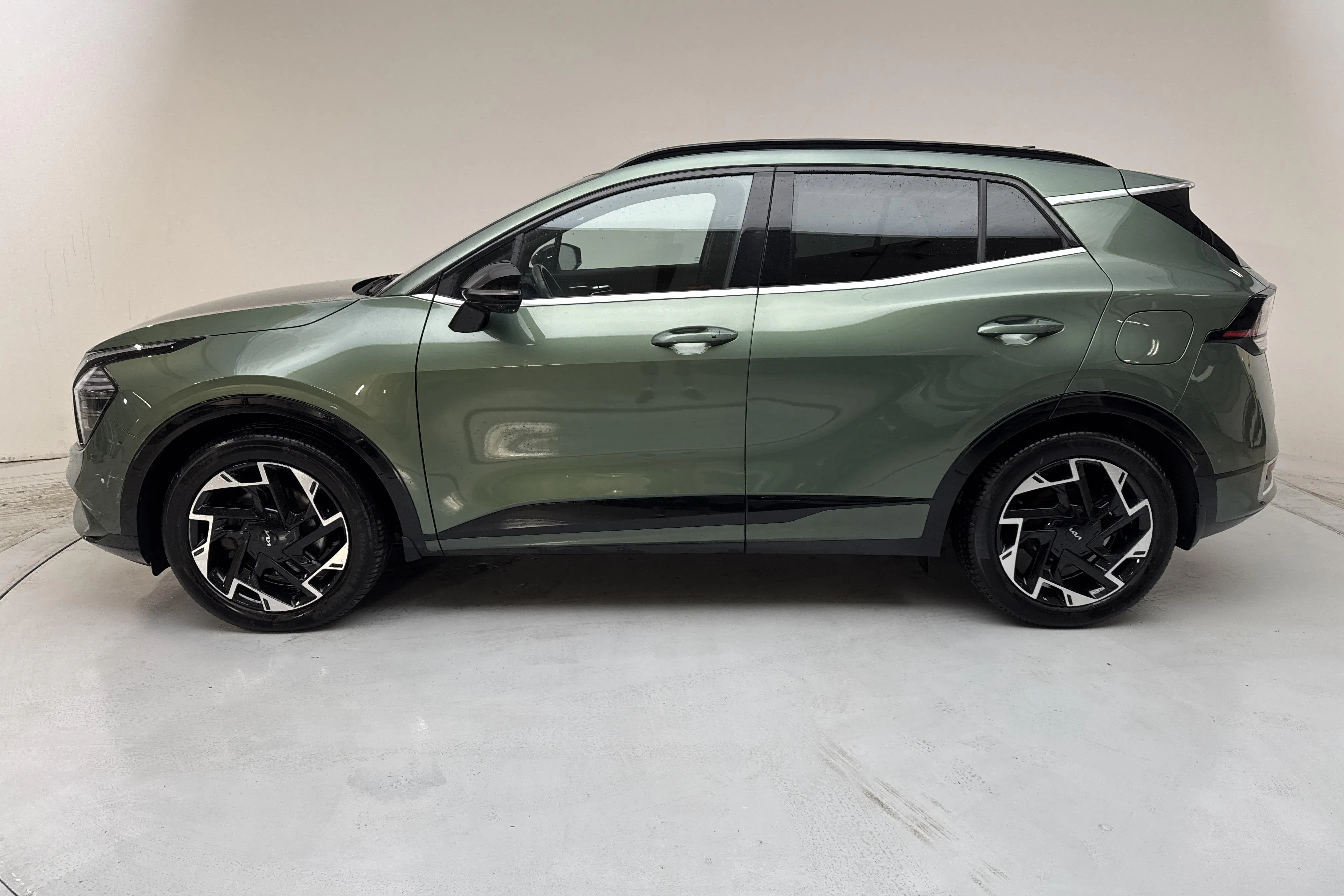 Presentationsfoto 2 av 15: KIA Sportage PHEV AWD (265hk) - 9 859 mil - Automat - grön - 2022