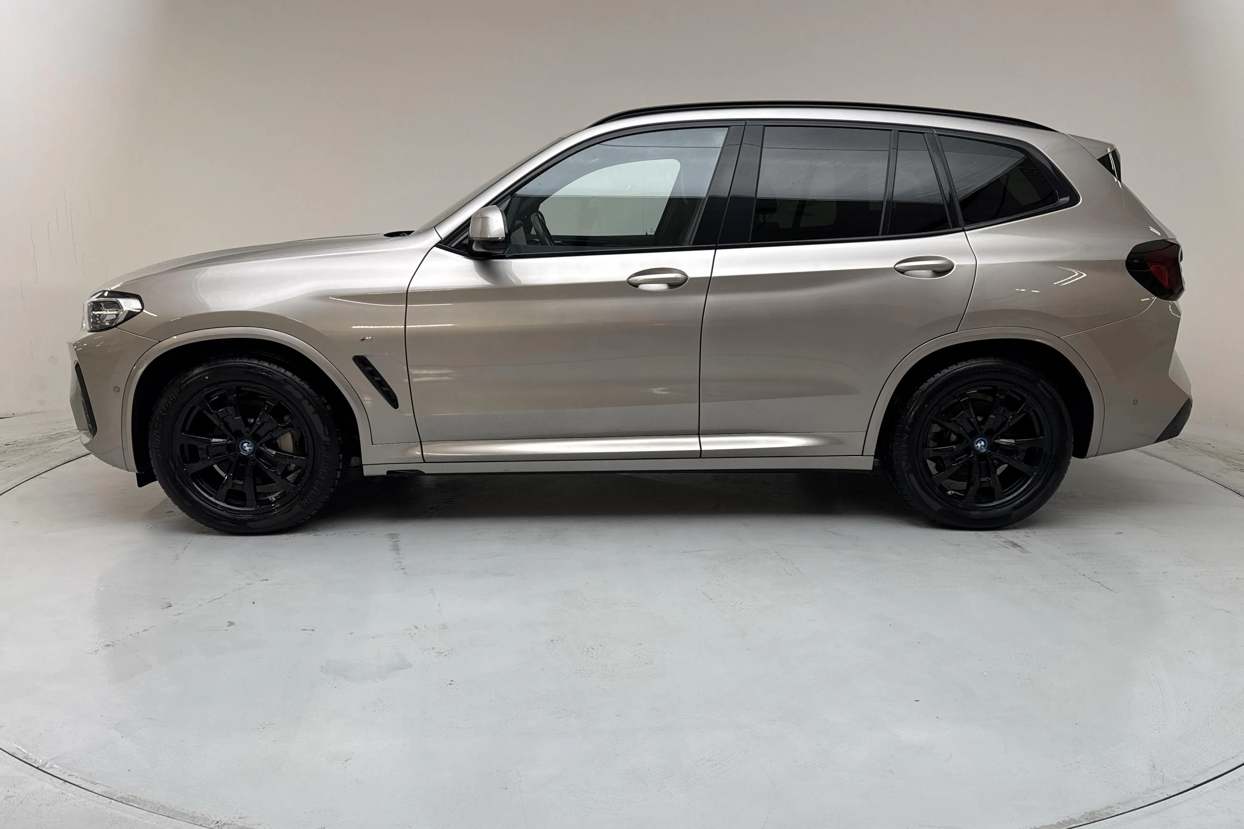 Presentation photo 2 of 21: BMW iX3 LCI, G08 (286hk) - 52 260 km - Automatic - silver - 2022