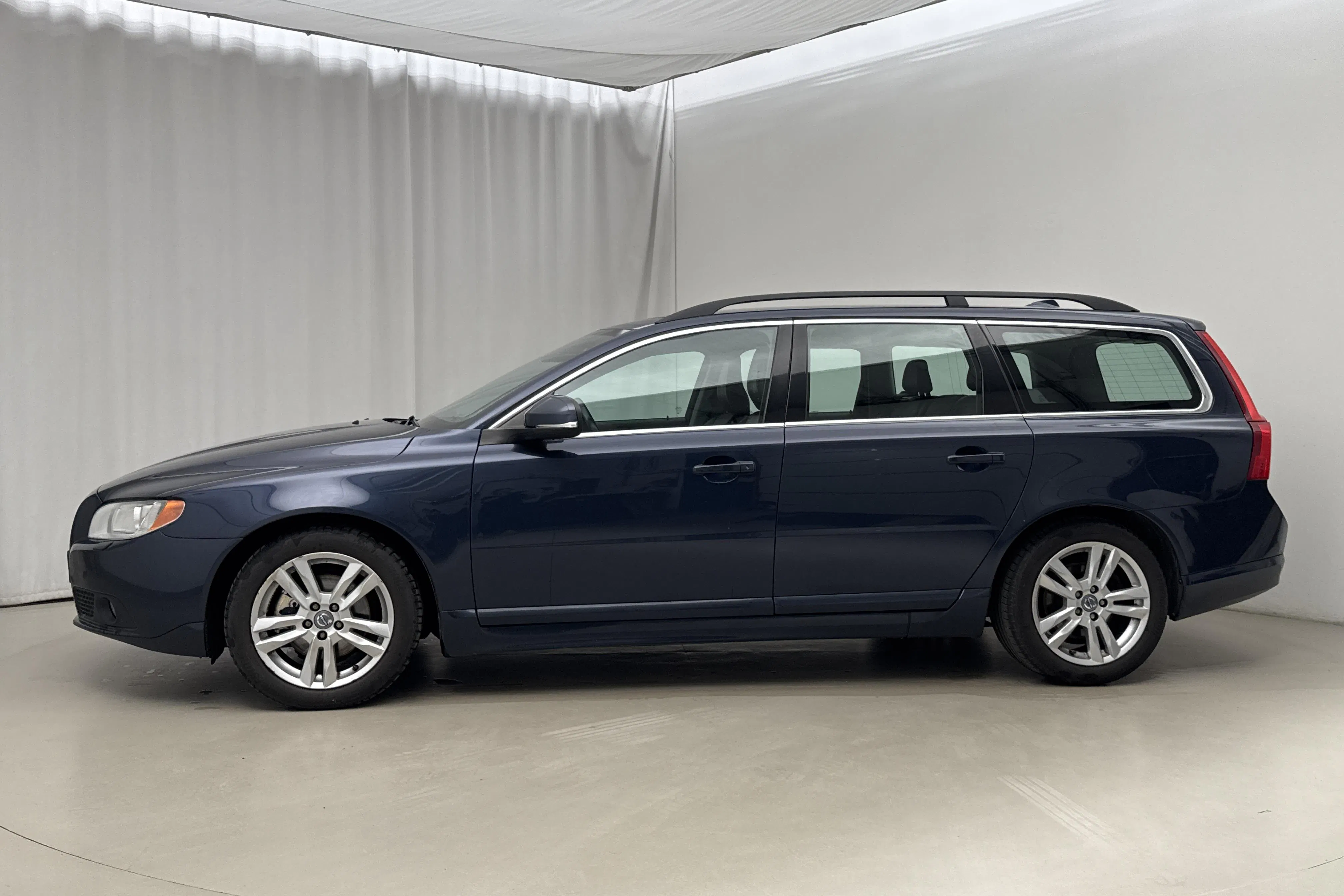 Presentationsfoto 2 av 16: Volvo V70 II D4 (163hk) - 26 745 mil - Manuell - blå - 2013