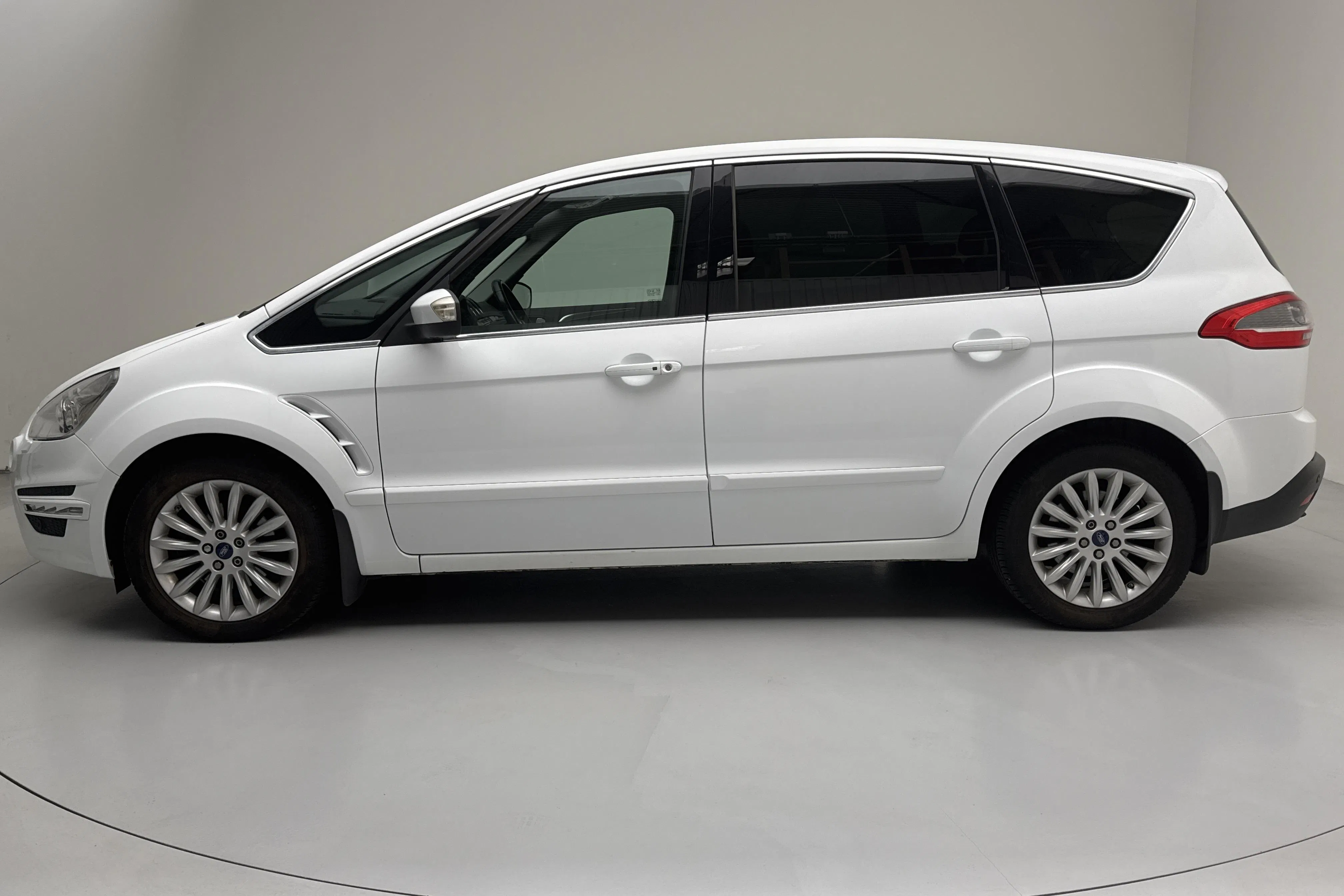 Presentation photo 2 of 16: Ford S-MAX 2.0 Duratorq TDCi (140hk) - 161 840 km - Automatic - white - 2015