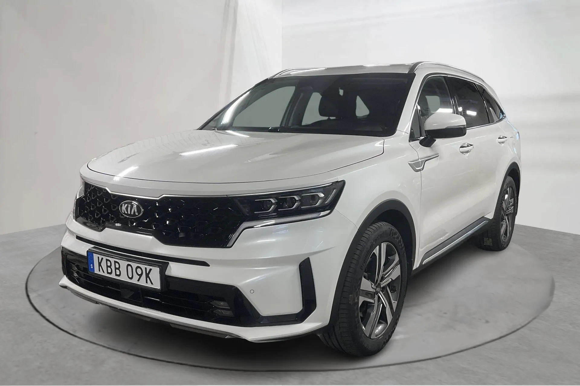 Presentationsfoto 1 av 20: KIA Sorento 1.6 T-GDi Plug-in Hybrid AWD (265hk) - 8 475 mil - Automat - vit - 2021
