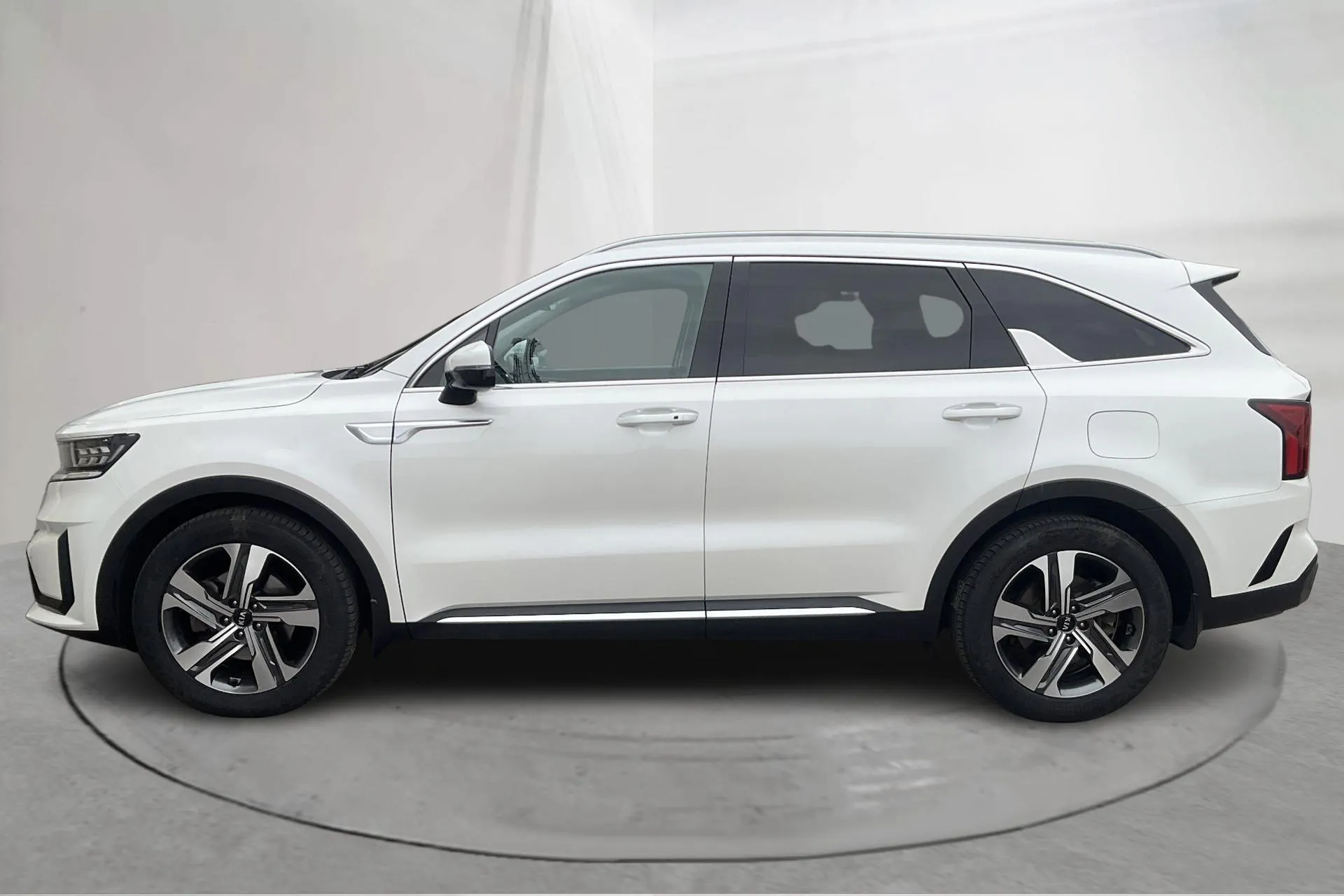 Presentationsfoto 2 av 20: KIA Sorento 1.6 T-GDi Plug-in Hybrid AWD (265hk) - 8 475 mil - Automat - vit - 2021