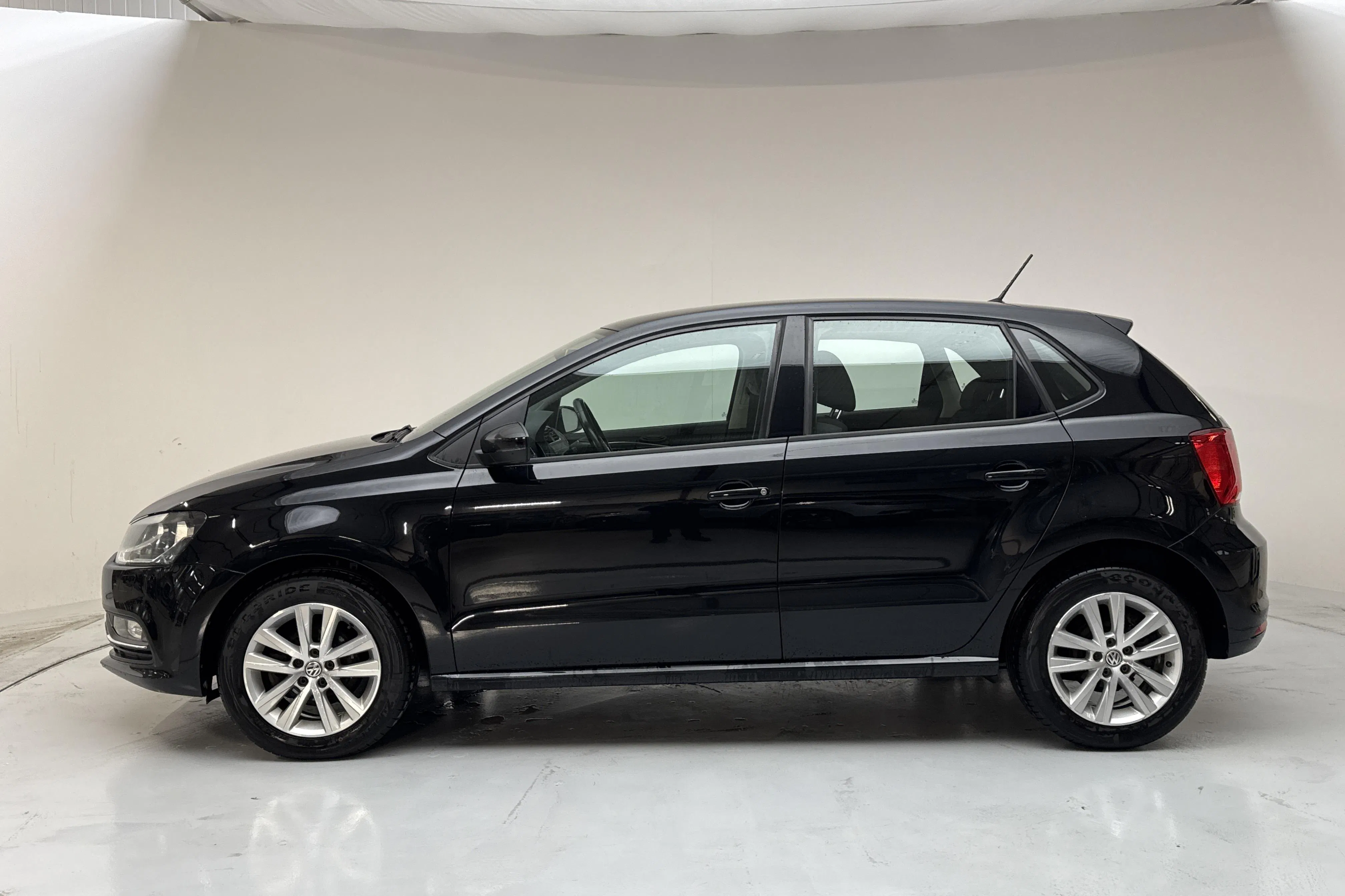 Presentationsfoto 2 av 12: VW Polo 1.2 TSI 5dr (90hk) - 10 503 mil - Manuell - svart - 2017