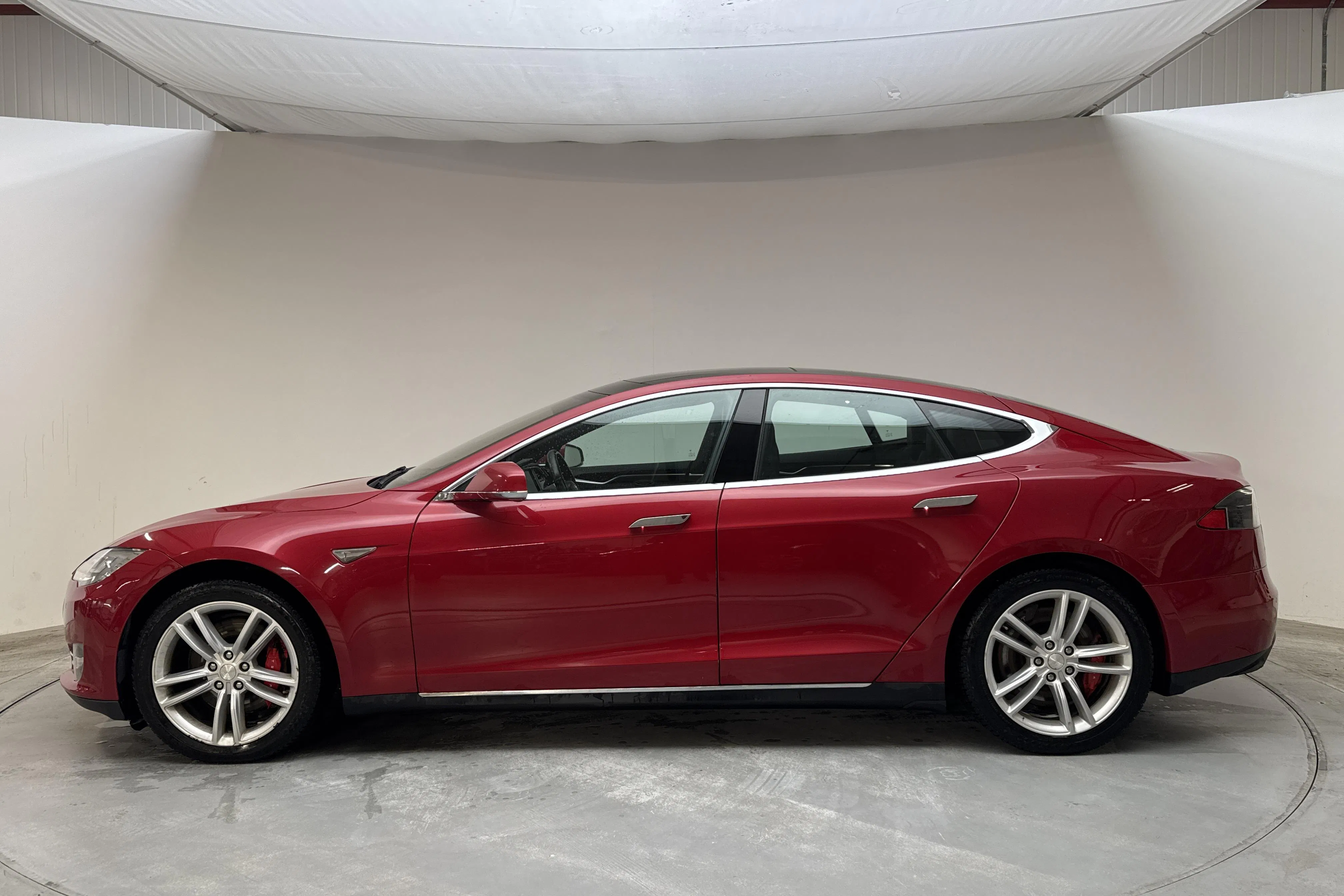 Presentationsfoto 2 av 16: Tesla Model S P85D - 11 434 mil - Automat - röd - 2015