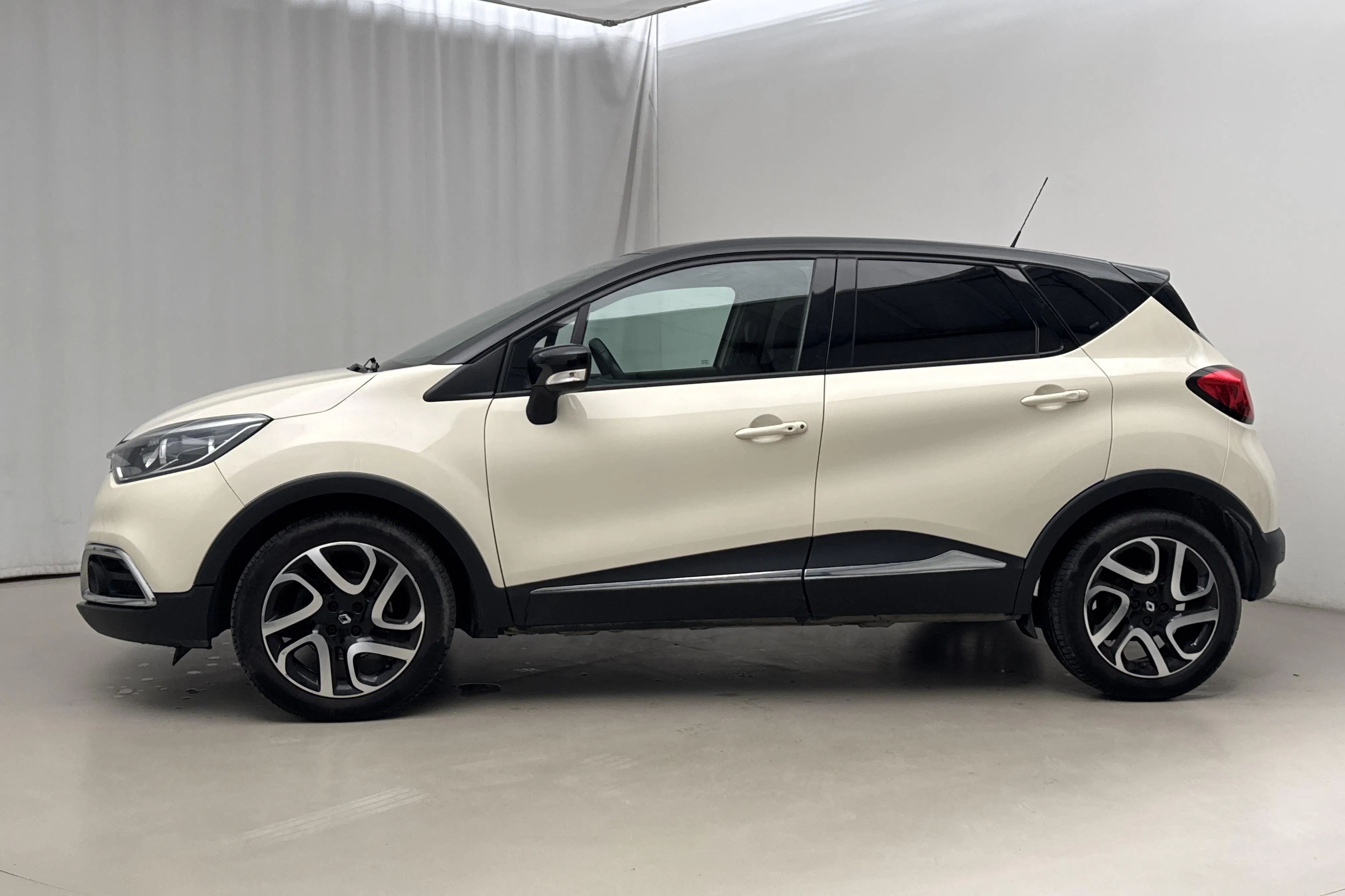 Presentationsfoto 2 av 19: Renault Captur 1.2 TCe (120hk) - 12 347 mil - Automat - 2015