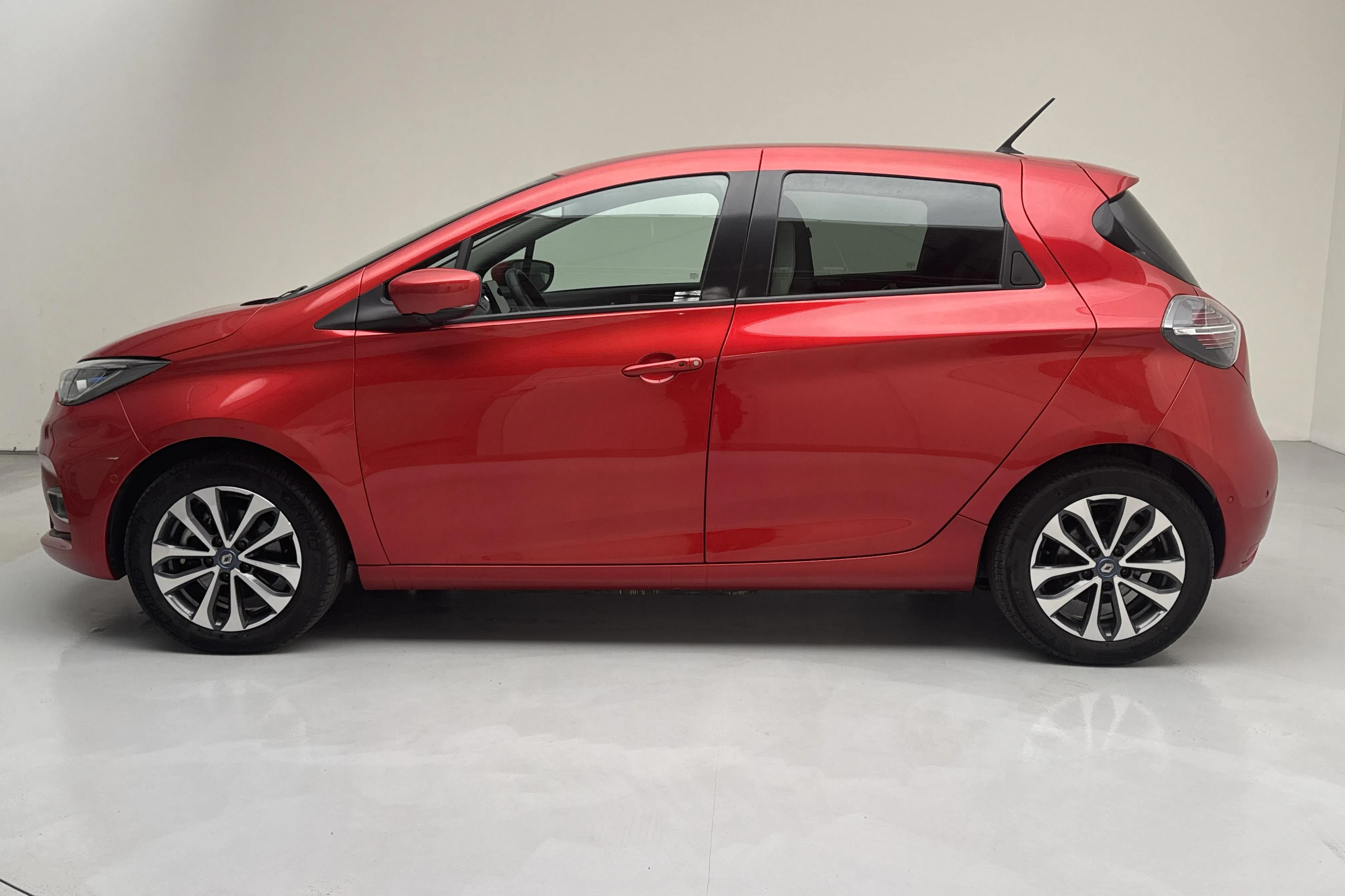 Presentationsfoto 2 av 16: Renault Zoe 52kWh R135 (135hk) - 3 584 mil - Automat - röd - 2020