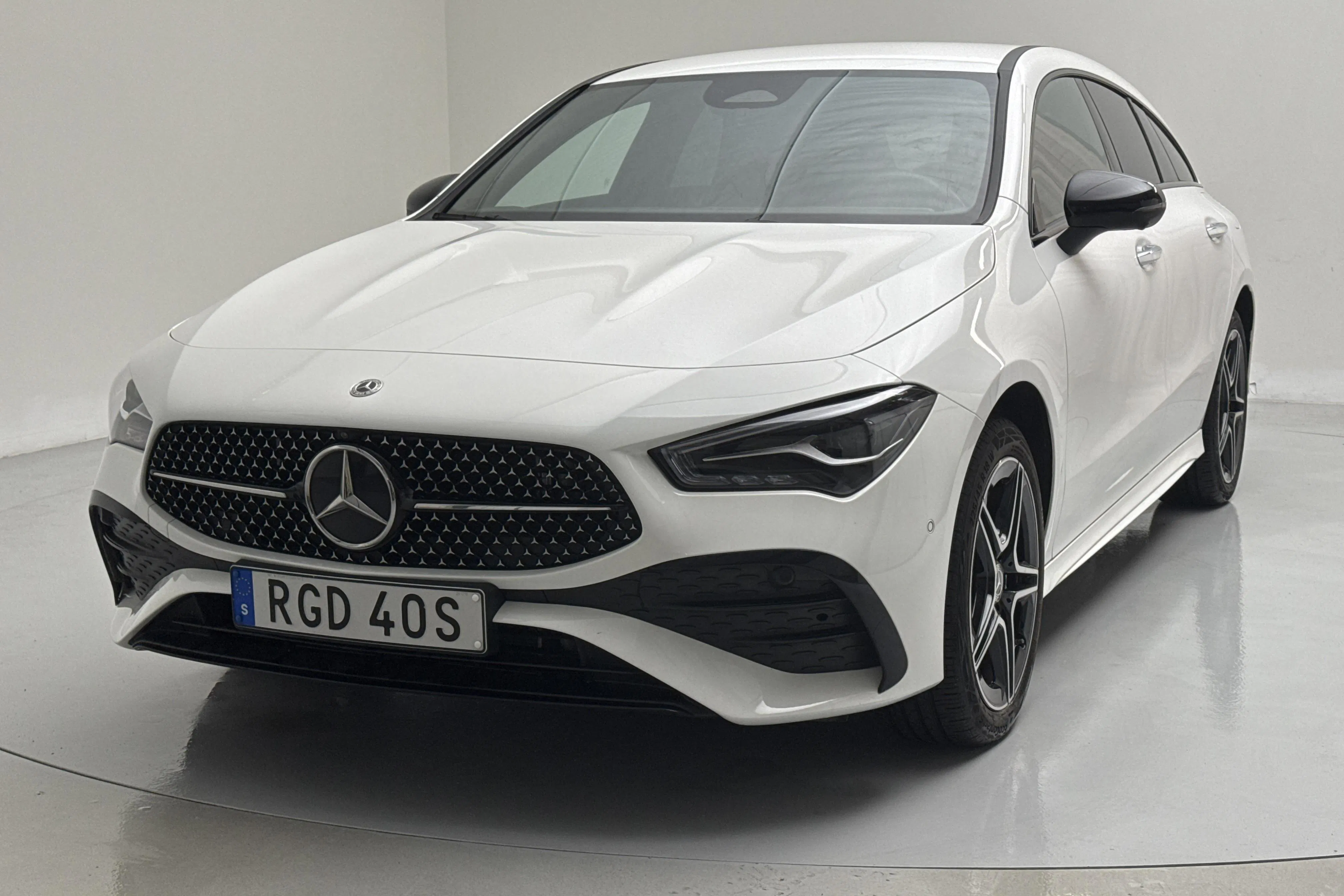 Presentationsfoto 1 av 18: Mercedes CLA 250 e Shooting Brake X118 (218hk) - 4 024 mil - Automat - vit - 2025