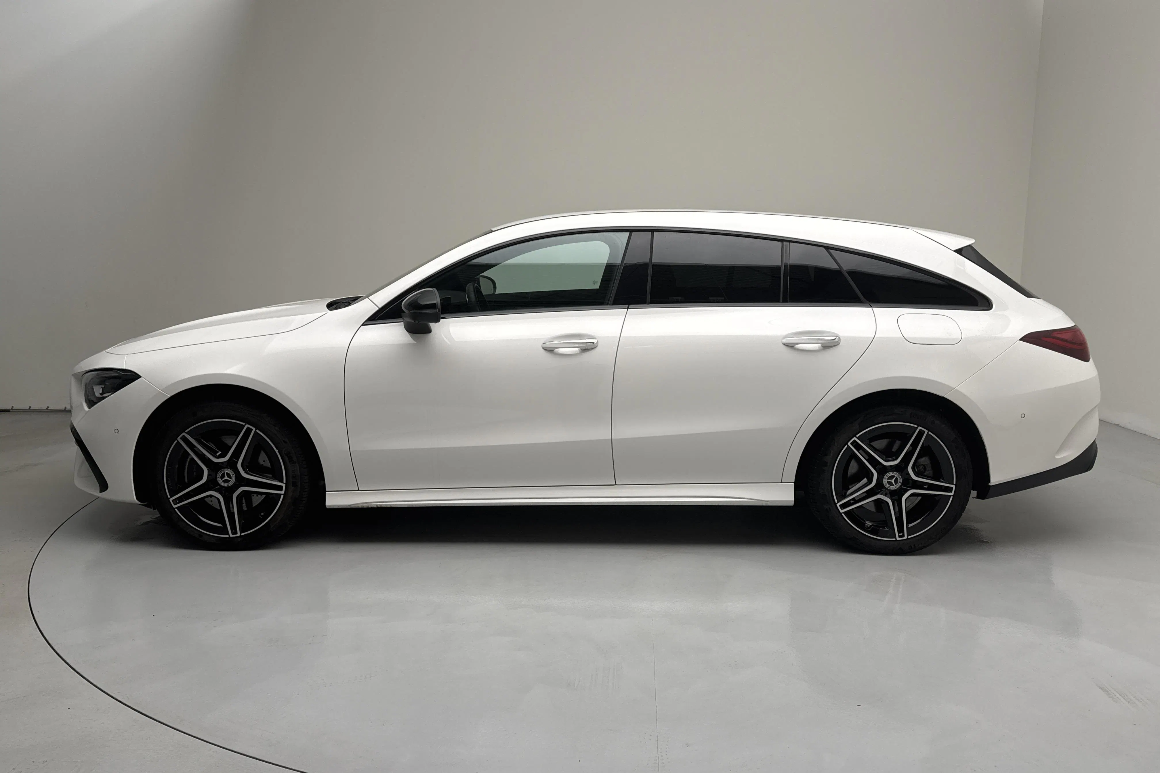 Presentationsfoto 2 av 18: Mercedes CLA 250 e Shooting Brake X118 (218hk) - 4 024 mil - Automat - vit - 2025