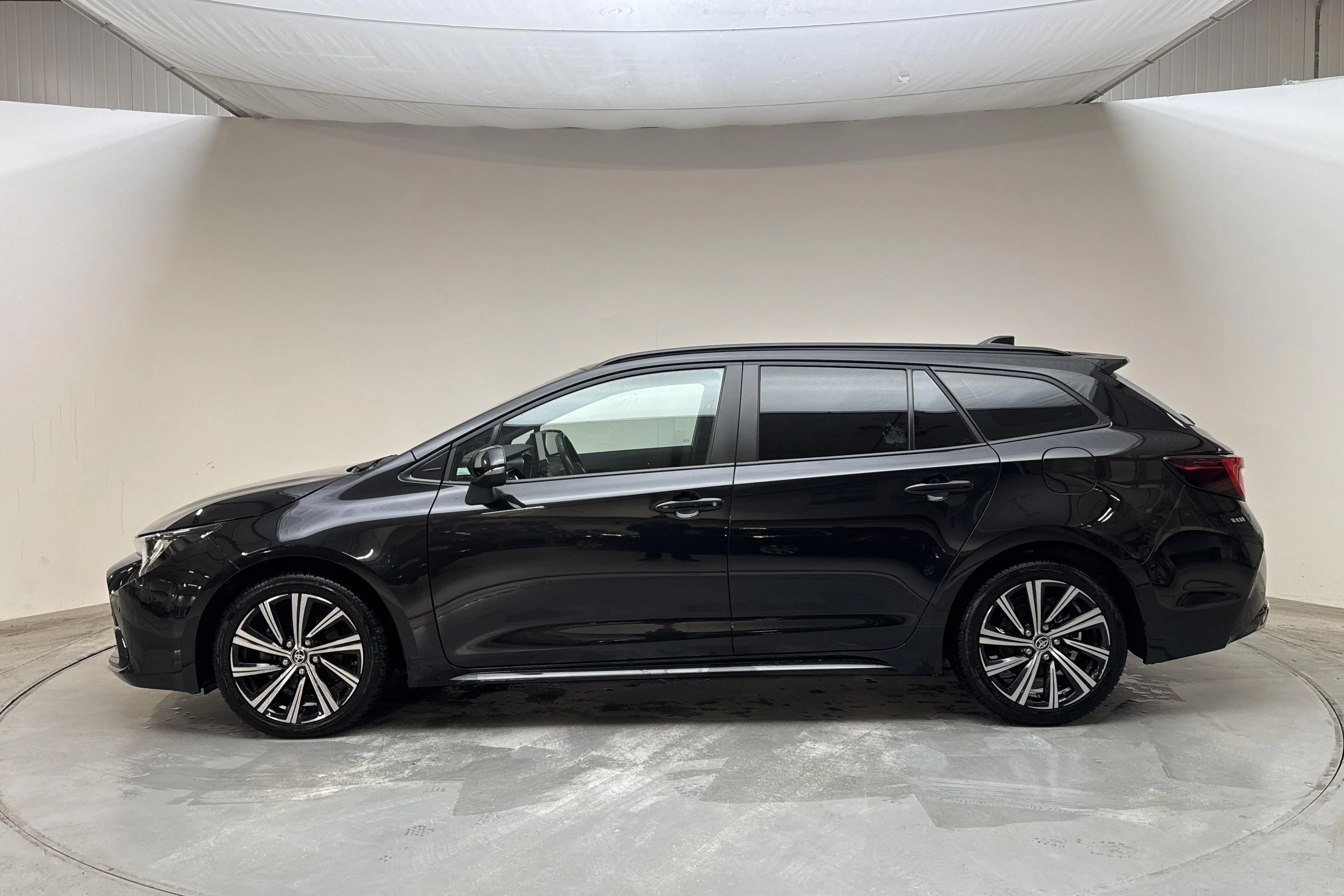 Presentationsfoto 2 av 12: Toyota Corolla 1.8 Hybrid Touring Sports (140hk) - 11 221 mil - Automat - svart - 2023