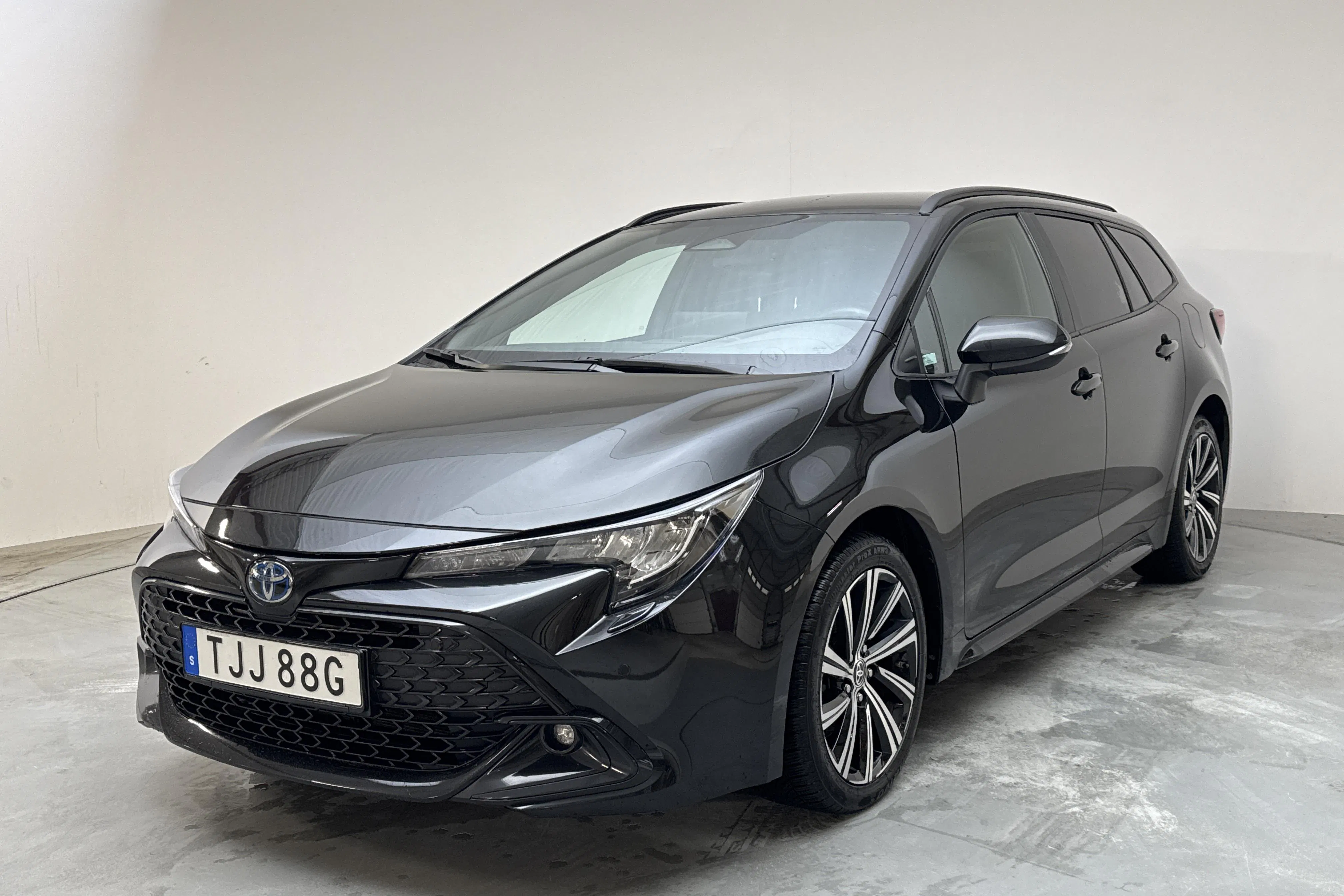 Presentationsfoto 1 av 12: Toyota Corolla 1.8 Hybrid Touring Sports (140hk) - 11 221 mil - Automat - svart - 2023