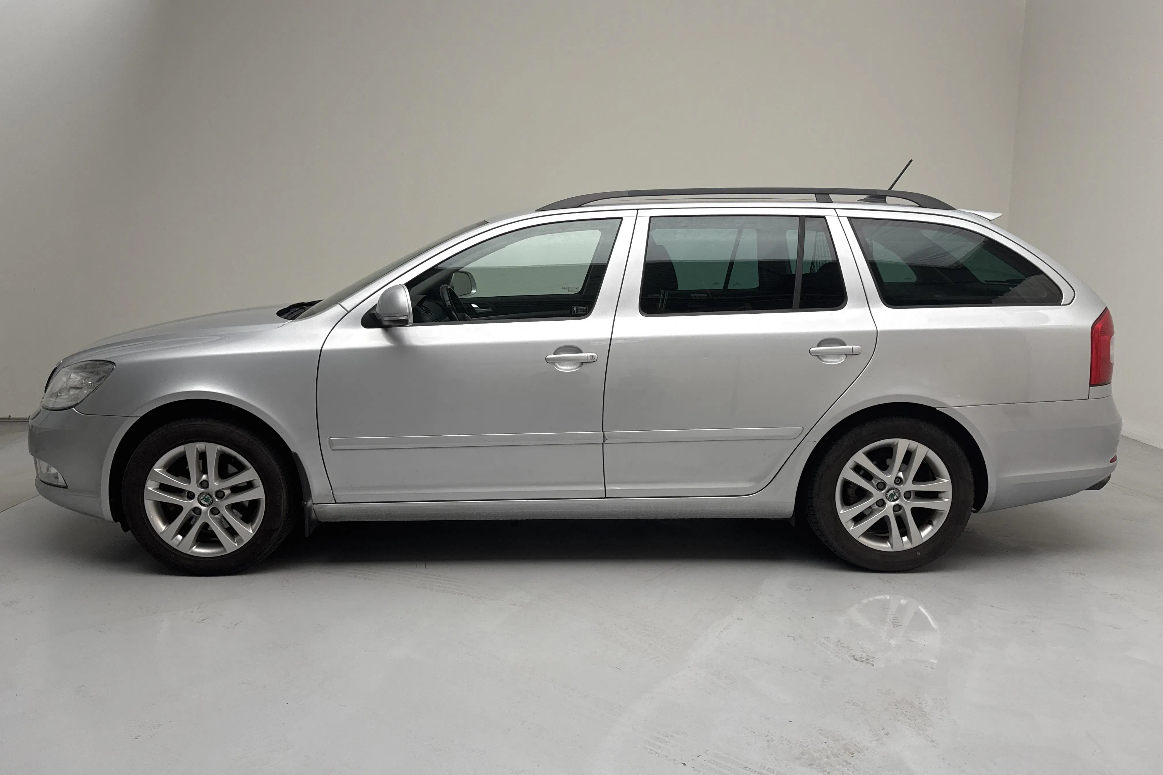 Presentation photo 2 of 14: Skoda Octavia II 1.6 TDI GreenLine Kombi (105hk) - 174 050 km - Manual - silver - 2013