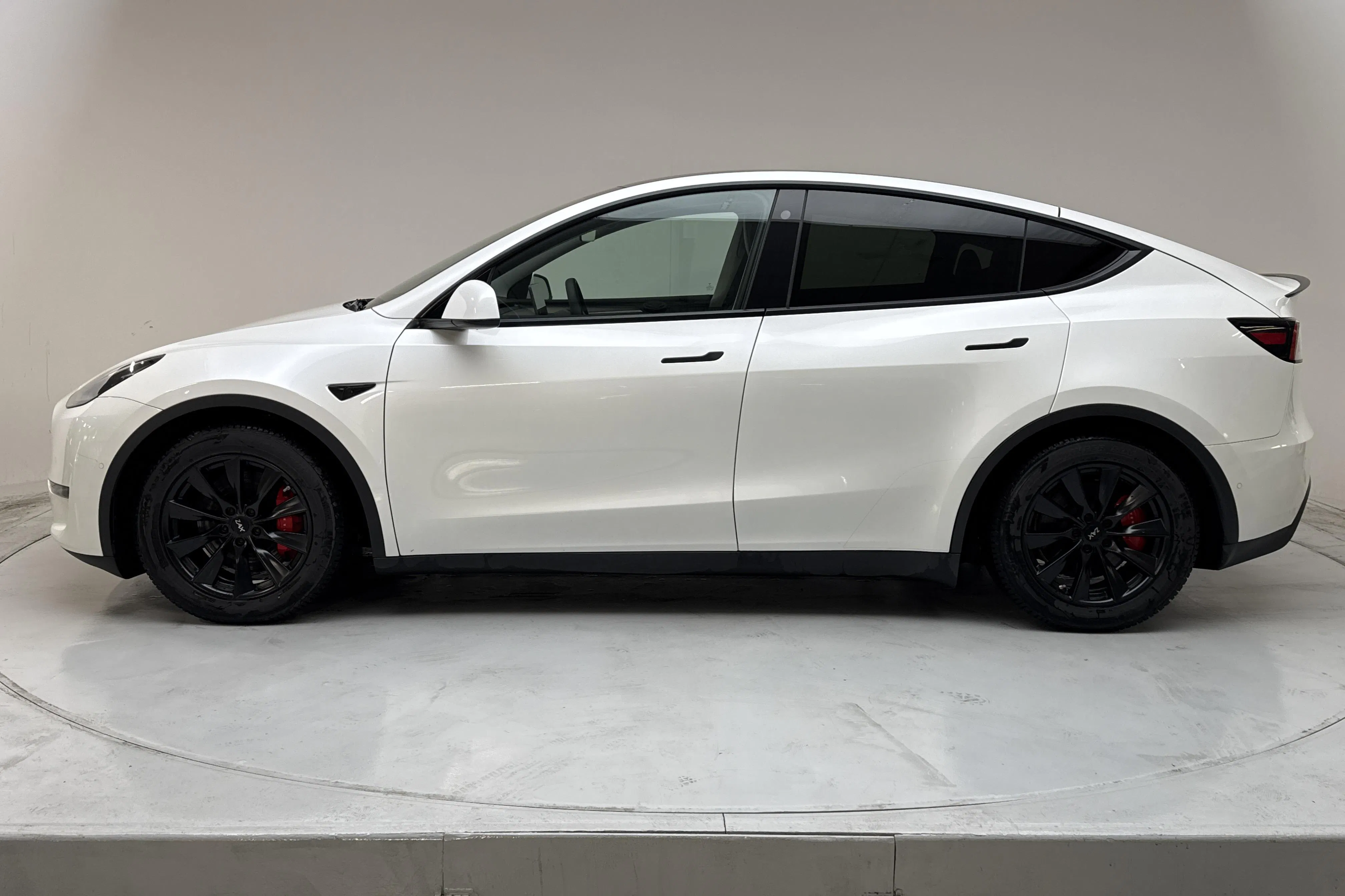 Presentationsfoto 2 av 20: Tesla Model Y Performance Dual Motor AWD - 6 097 mil - Automat - vit - 2022