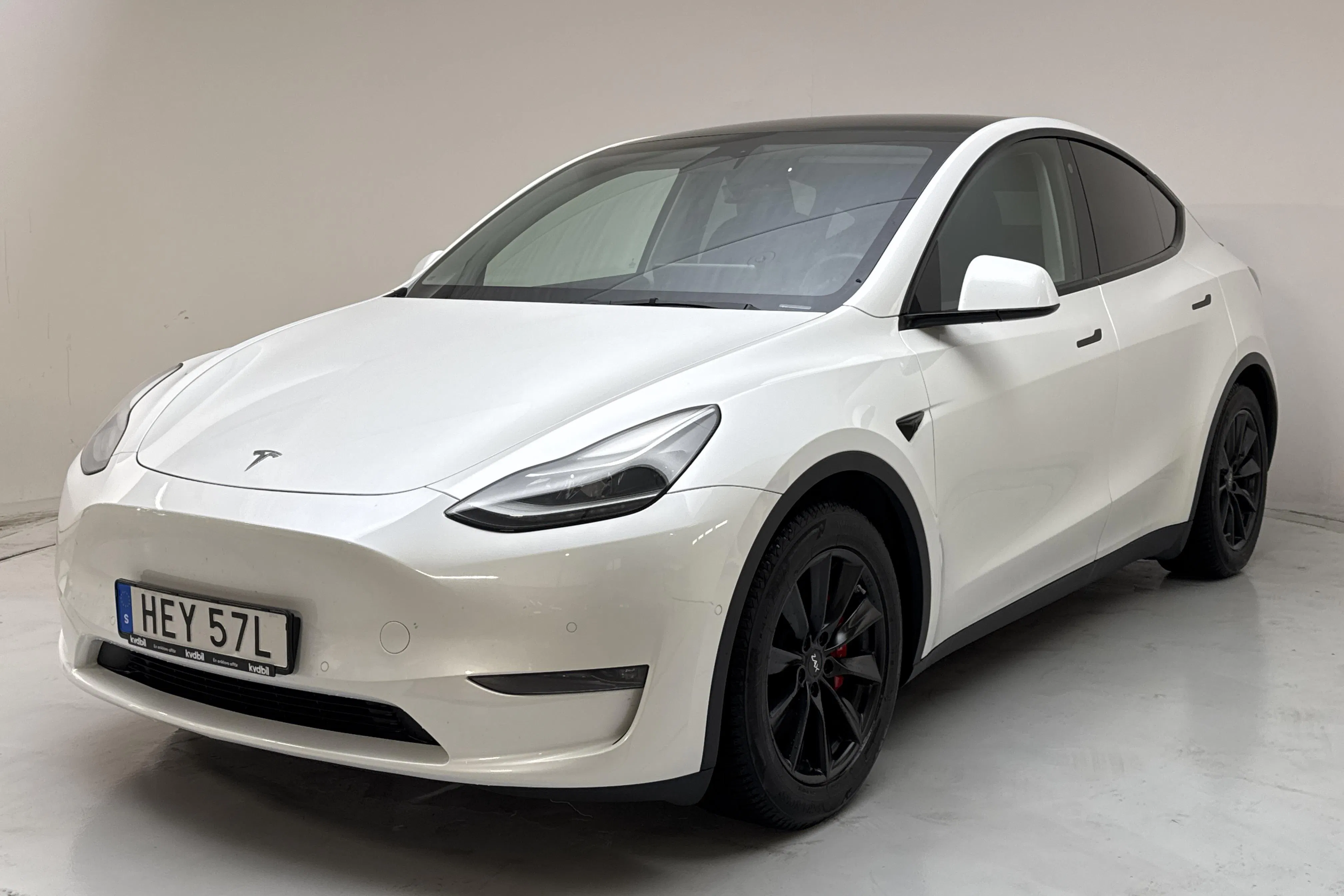 Presentationsfoto 1 av 20: Tesla Model Y Performance Dual Motor AWD - 6 097 mil - Automat - vit - 2022