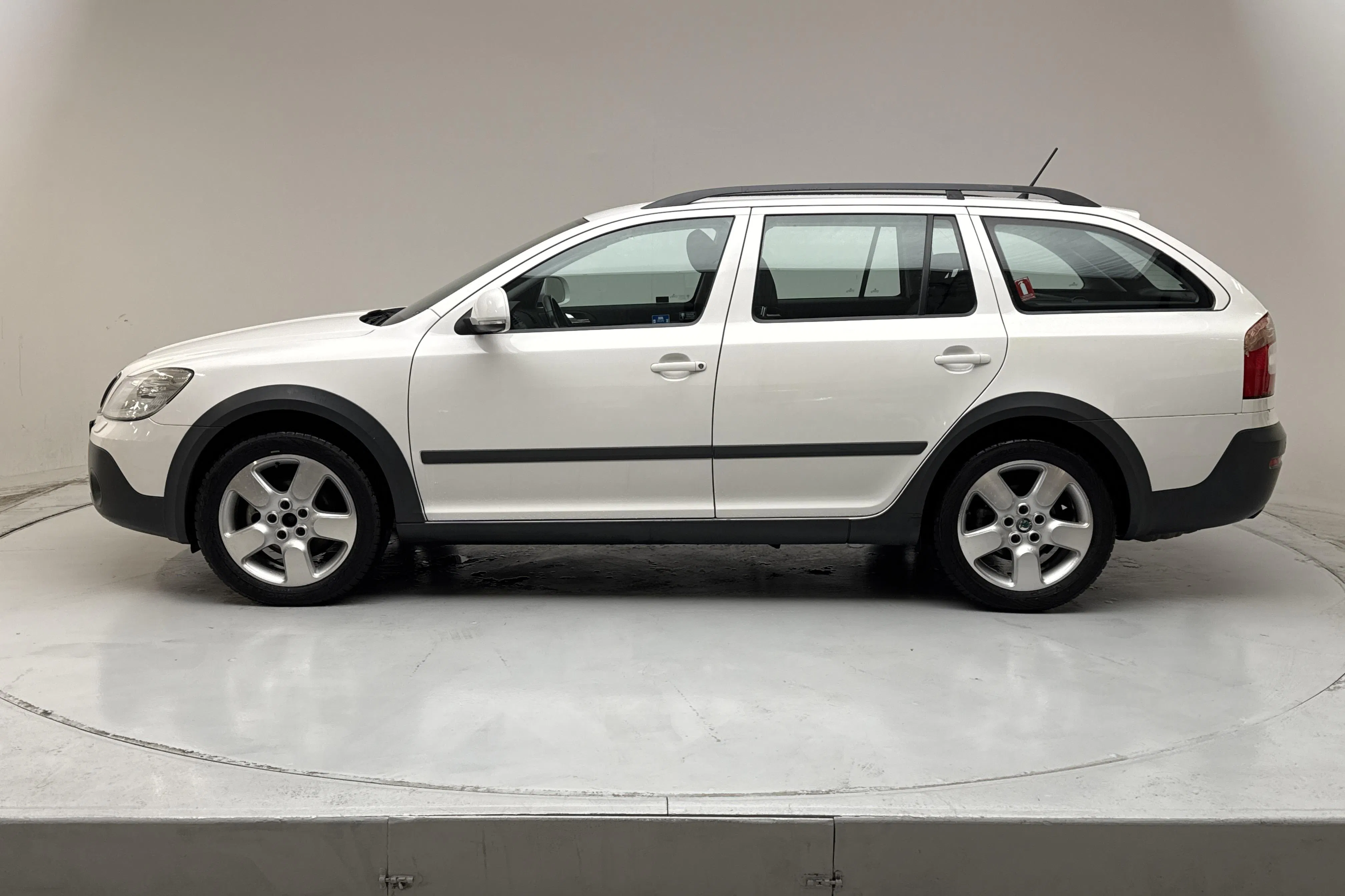Presentationsfoto 2 av 13: Skoda Octavia Scout II 2.0 TDI 4X4 (140hk) - 17 067 mil - Manuell - vit - 2011