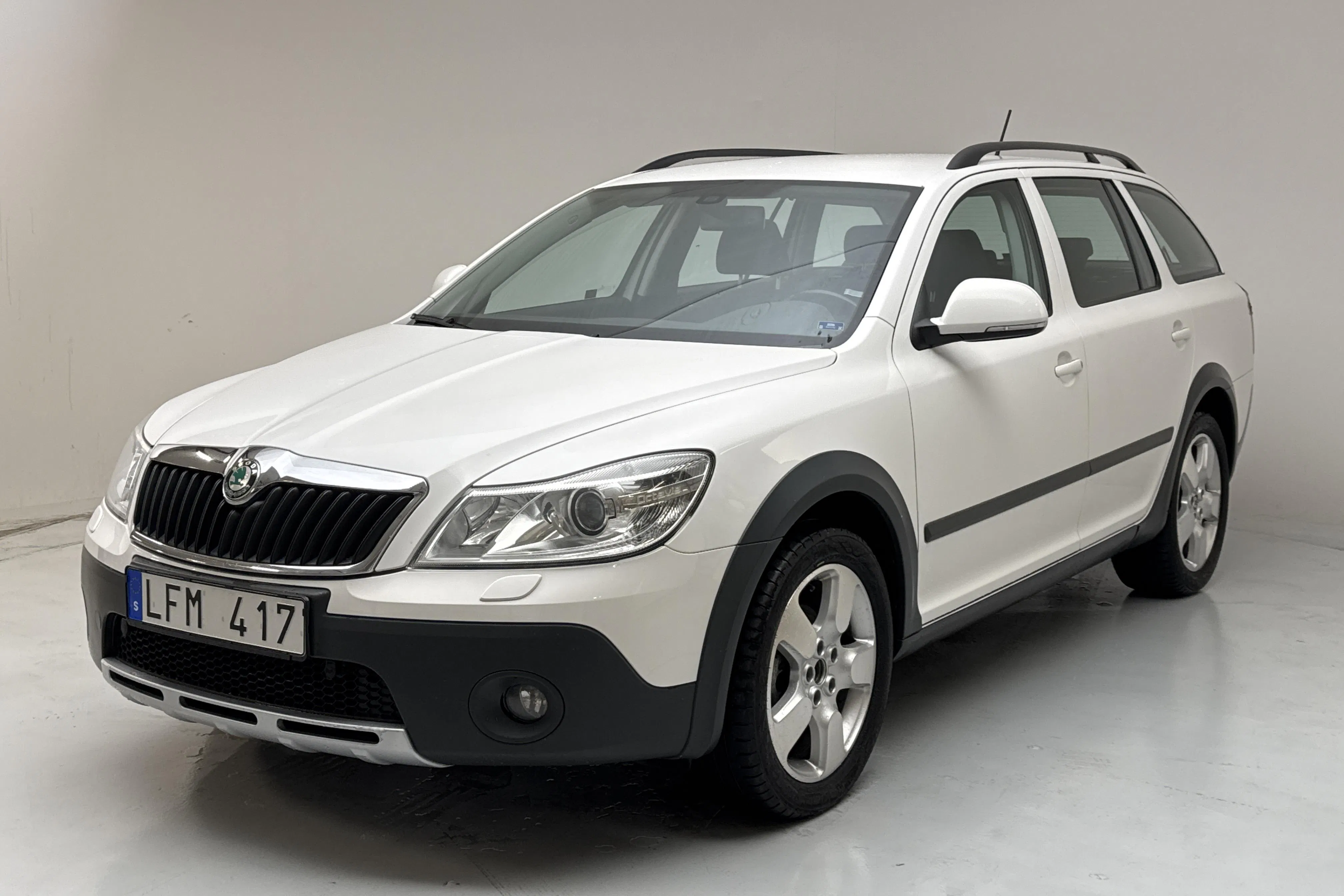 Presentationsfoto 1 av 13: Skoda Octavia Scout II 2.0 TDI 4X4 (140hk) - 17 067 mil - Manuell - vit - 2011
