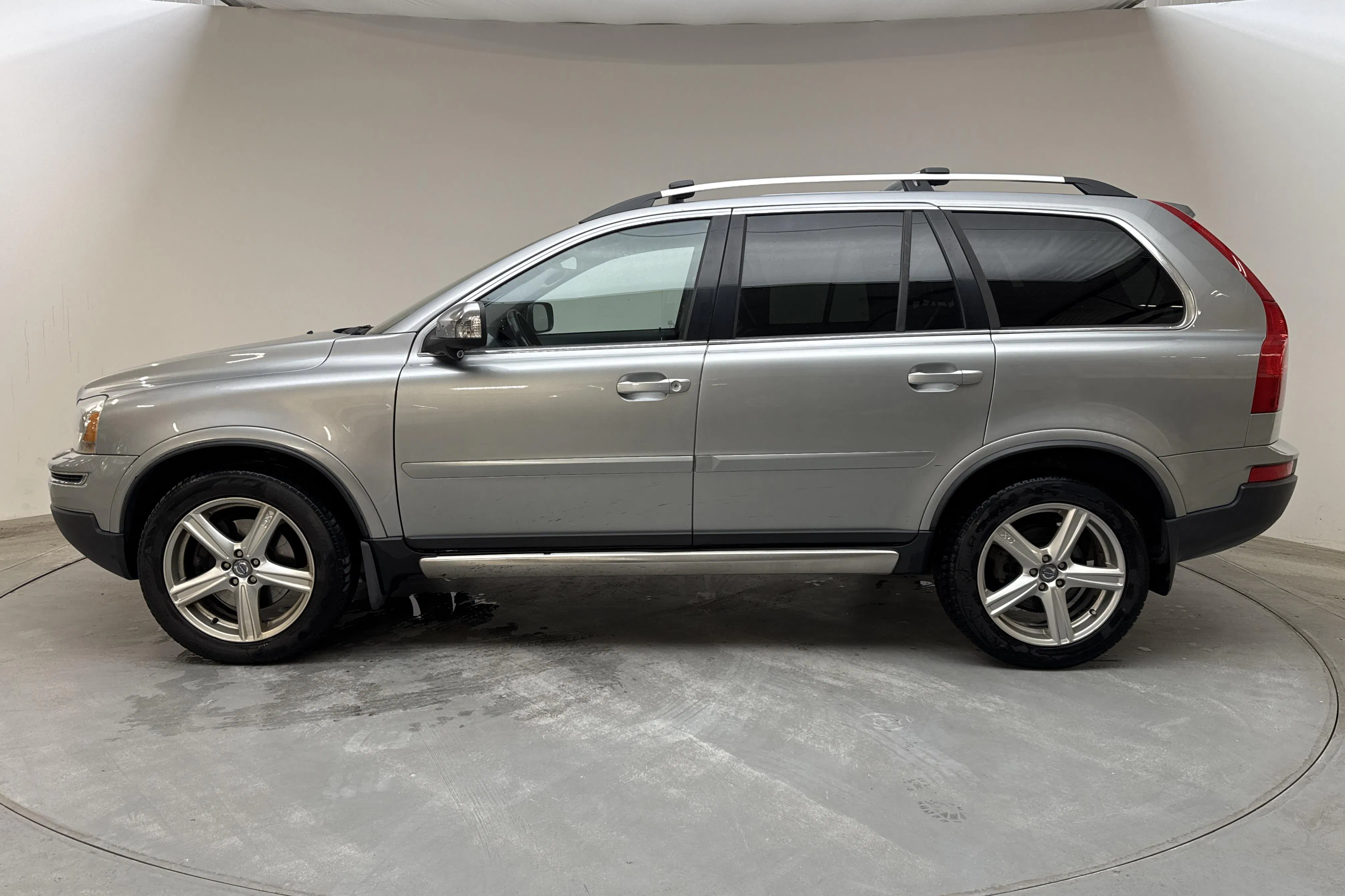 Presentationsfoto 2 av 16: Volvo XC90 D5 (185hk) - 28 721 mil - Automat - silver - 2011