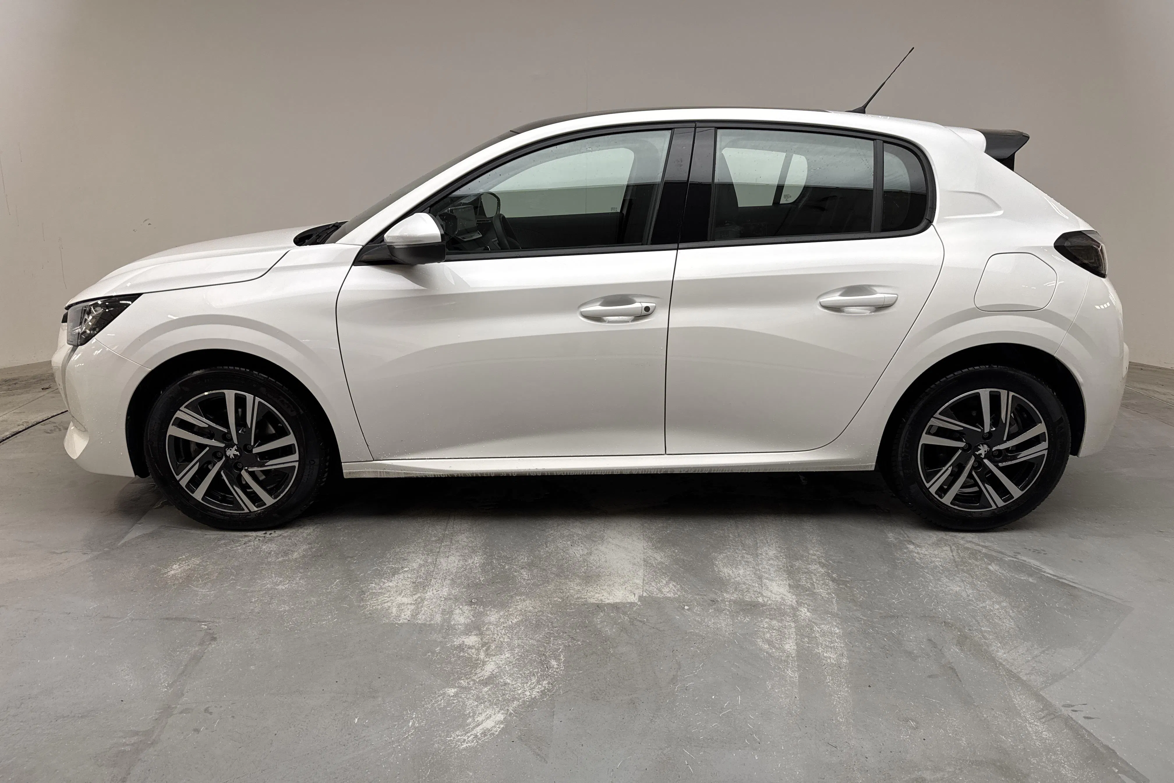 Presentationsfoto 2 av 14: Peugeot 208 1.2 PureTech 5dr (130hk) - 784 mil - Automat - vit - 2020