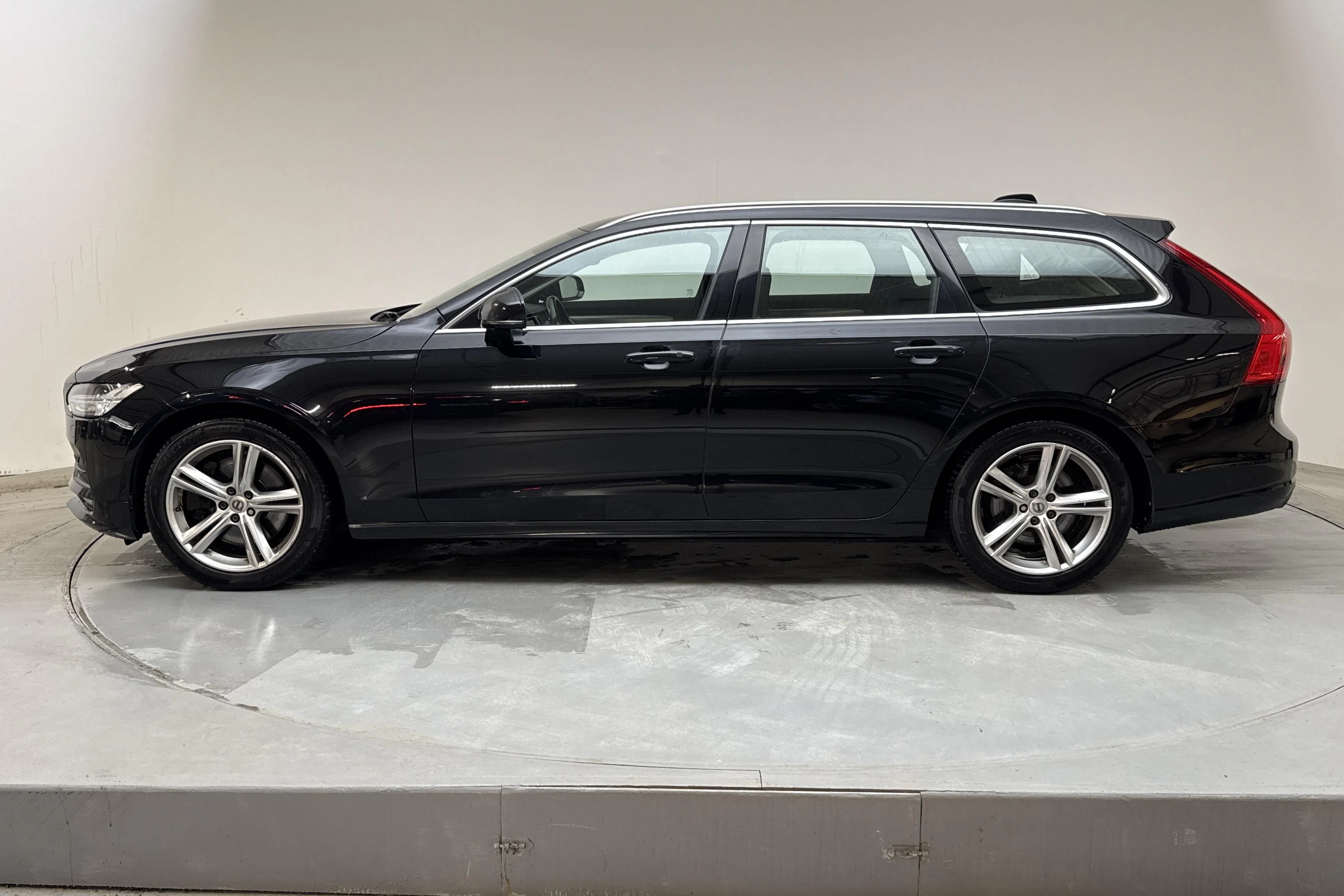 Presentation photo 2 of 16: Volvo V90 T4 (190hk) - 176 510 km - Automatic - black - 2019