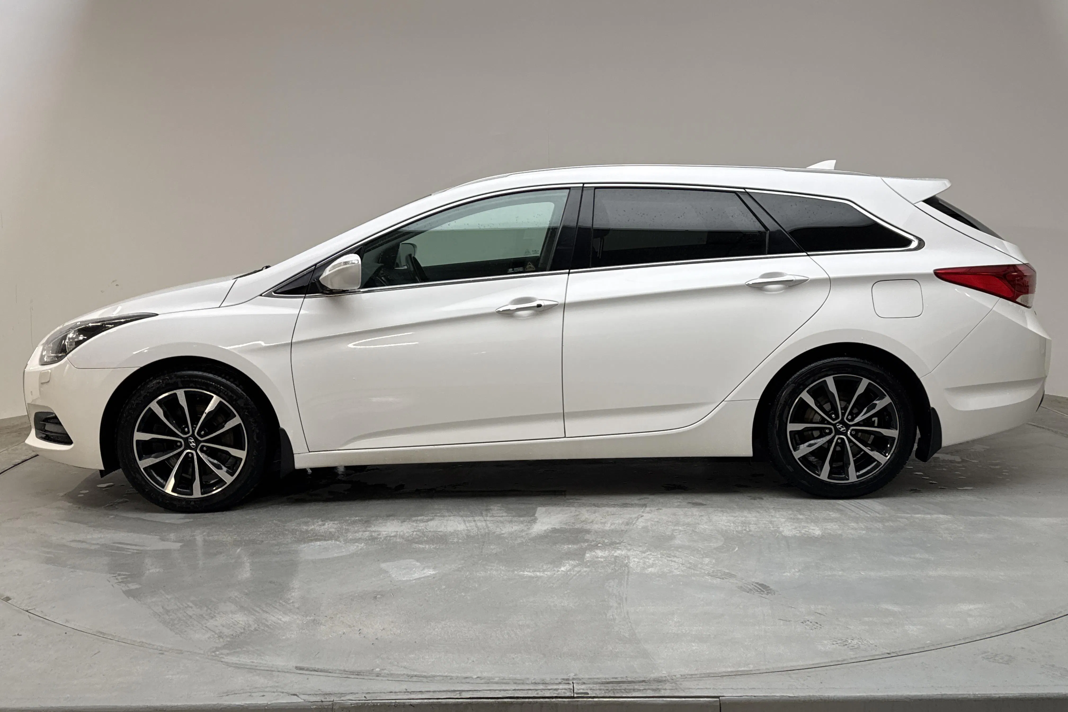 Presentationsfoto 2 av 13: Hyundai i40 1.7 D Kombi (141hk) - 15 253 mil - Automat - vit - 2016